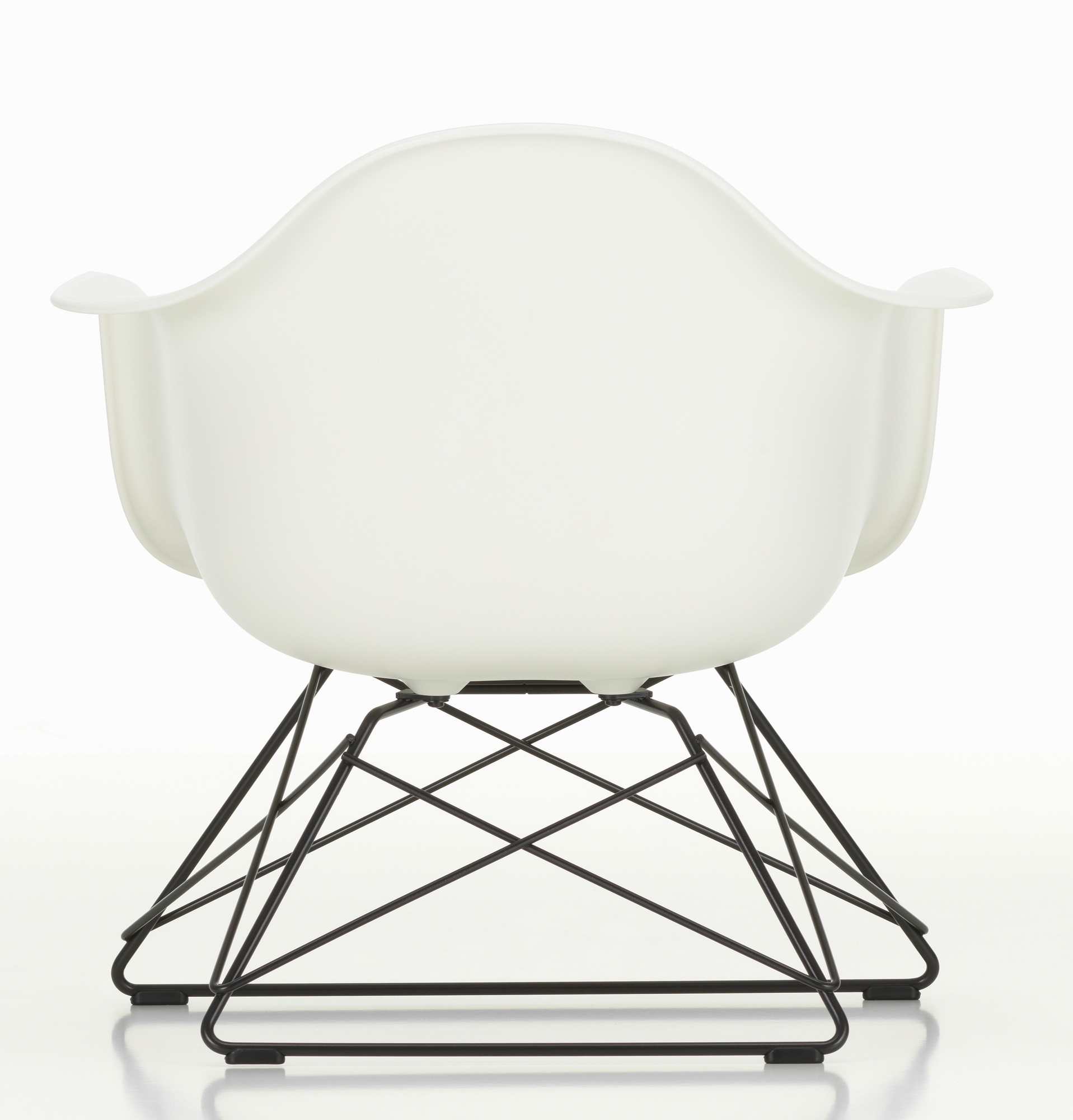 Rückansicht des Eames Plastic Arm Chair LAR Stuhl in Weiß mit Chromgestell. Designklassiker.