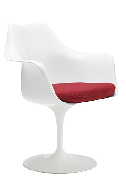 Weißer Tulpen Armlehnenstuhl von Knoll International mit rotem Sitzkissen, drehbar und modern.