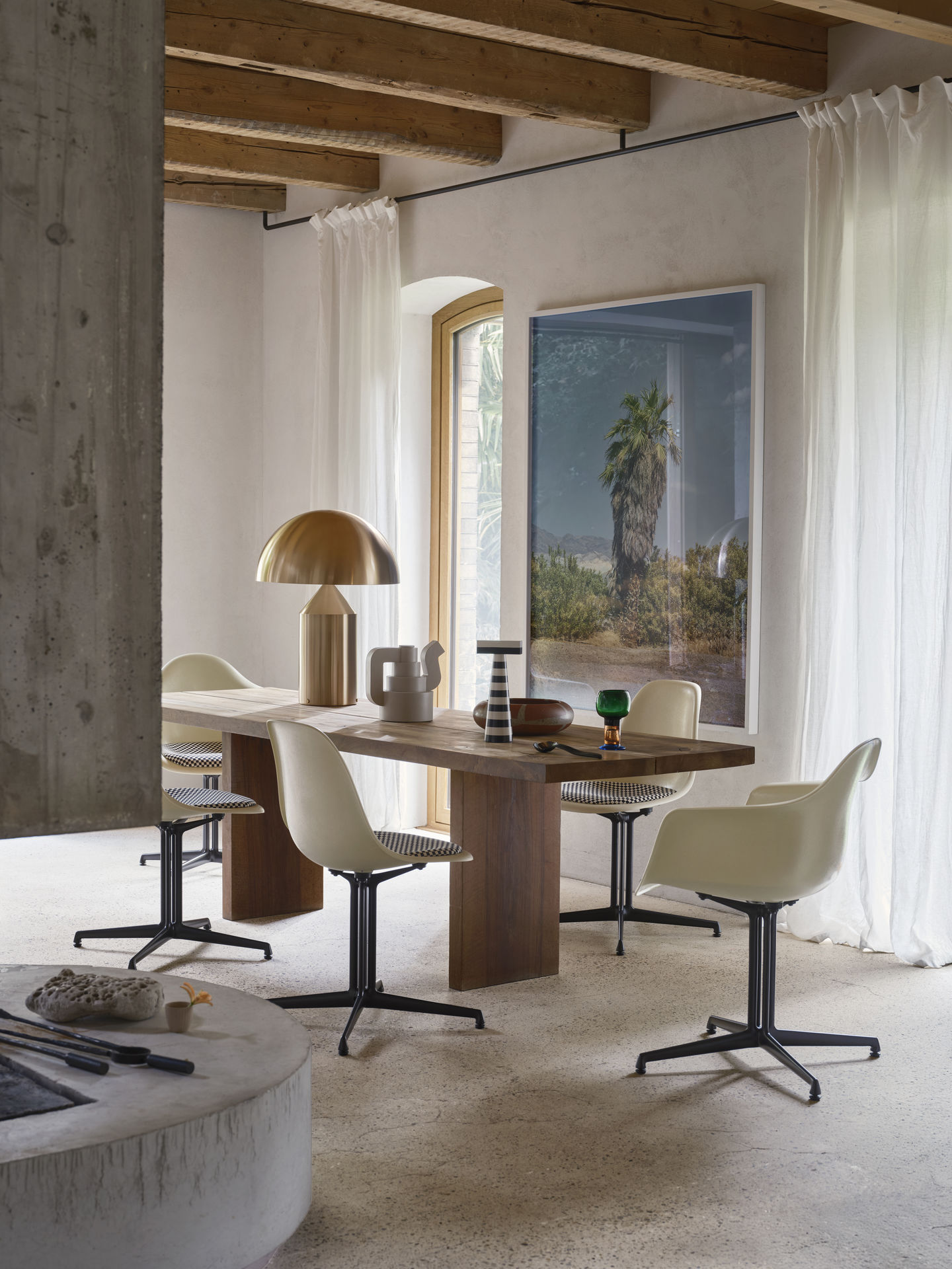 Esszimmer mit Holztisch und Eames Plastic Arm Chairs DAL mit Sitzpolster von Vitra.