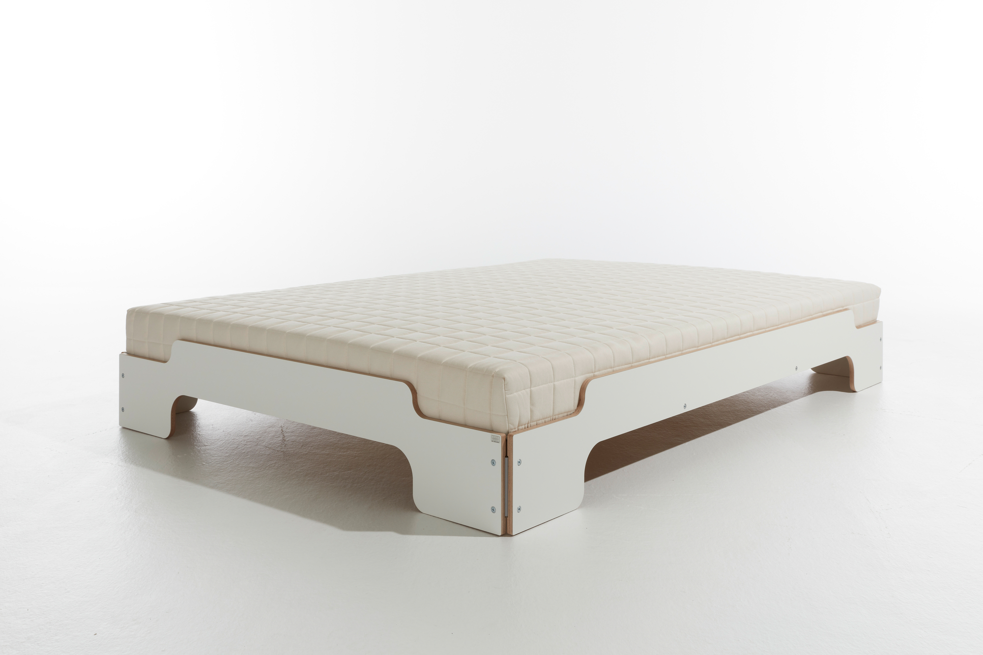 Weiße Stapelliege von Müller Möbelwerkstätten, 200x80 cm, mit Komfort-Matratze. Modernes Bett für Kinder und Erwachsene.