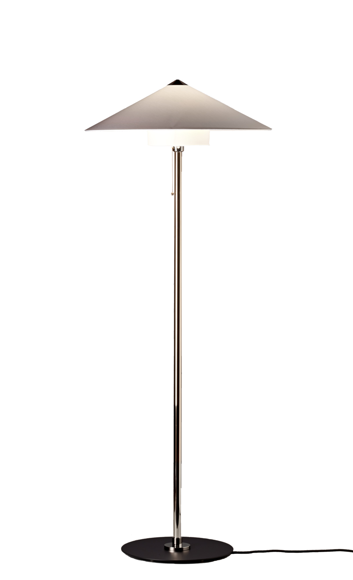 Wagenfeld Stehleuchte WST L 30 von Tecnolumen, Designklassiker mit Metallfuß und Lampenschirm für Wohnzimmer und Büro.