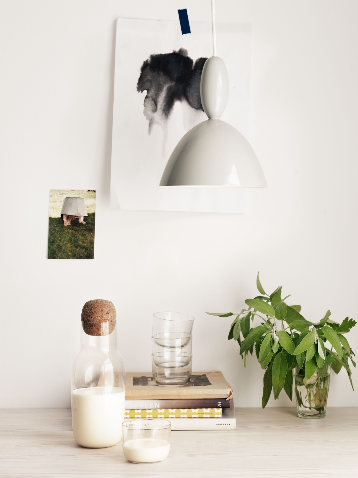 Klares Bild der Corky Carafe Karaffe von Muuto mit Korken, ideal für Wasser oder Saft.