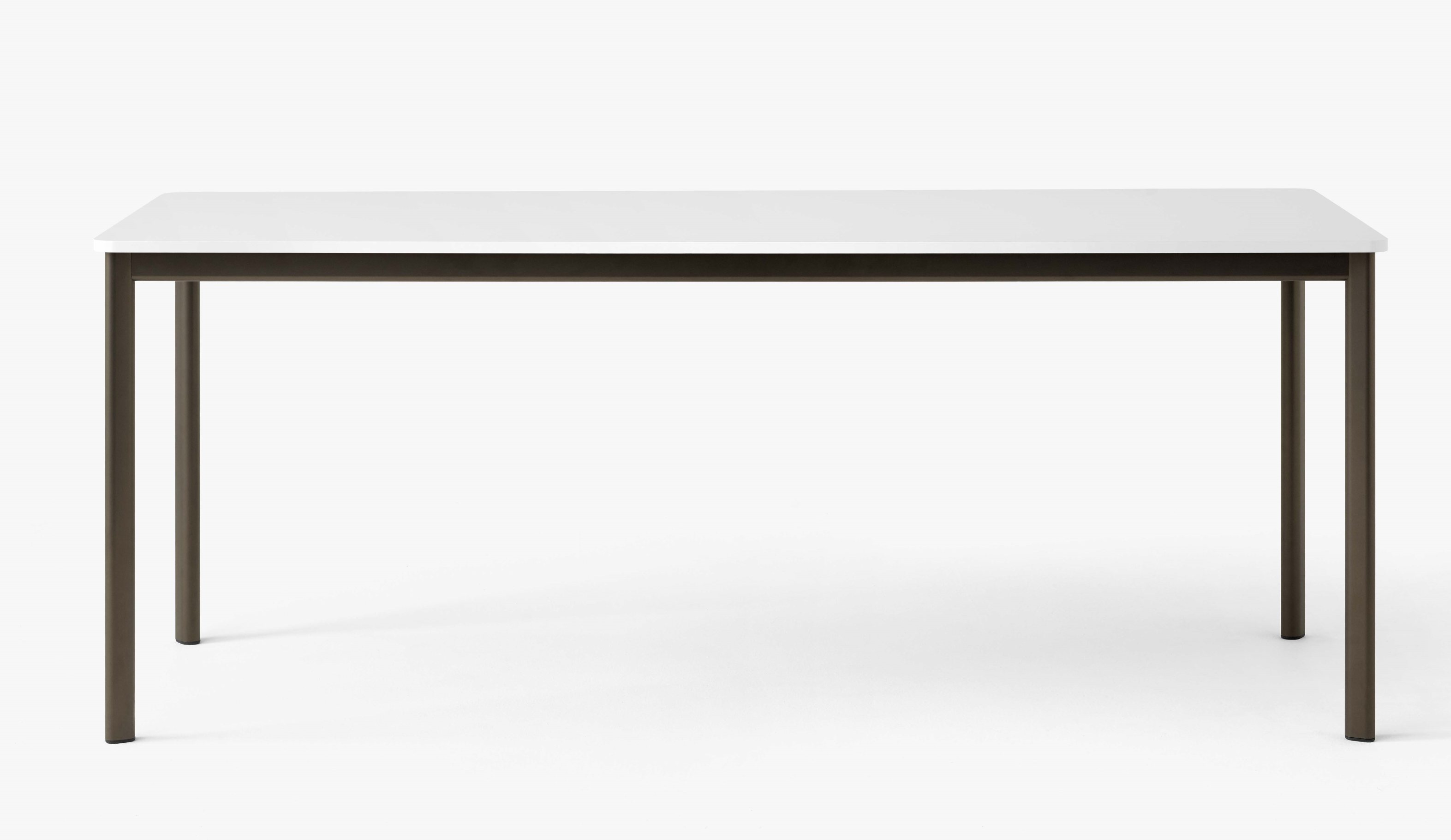AndTradition Drip Table mit weißer Tischplatte und dunkelbraunem Metallgestell, Studioaufnahme.