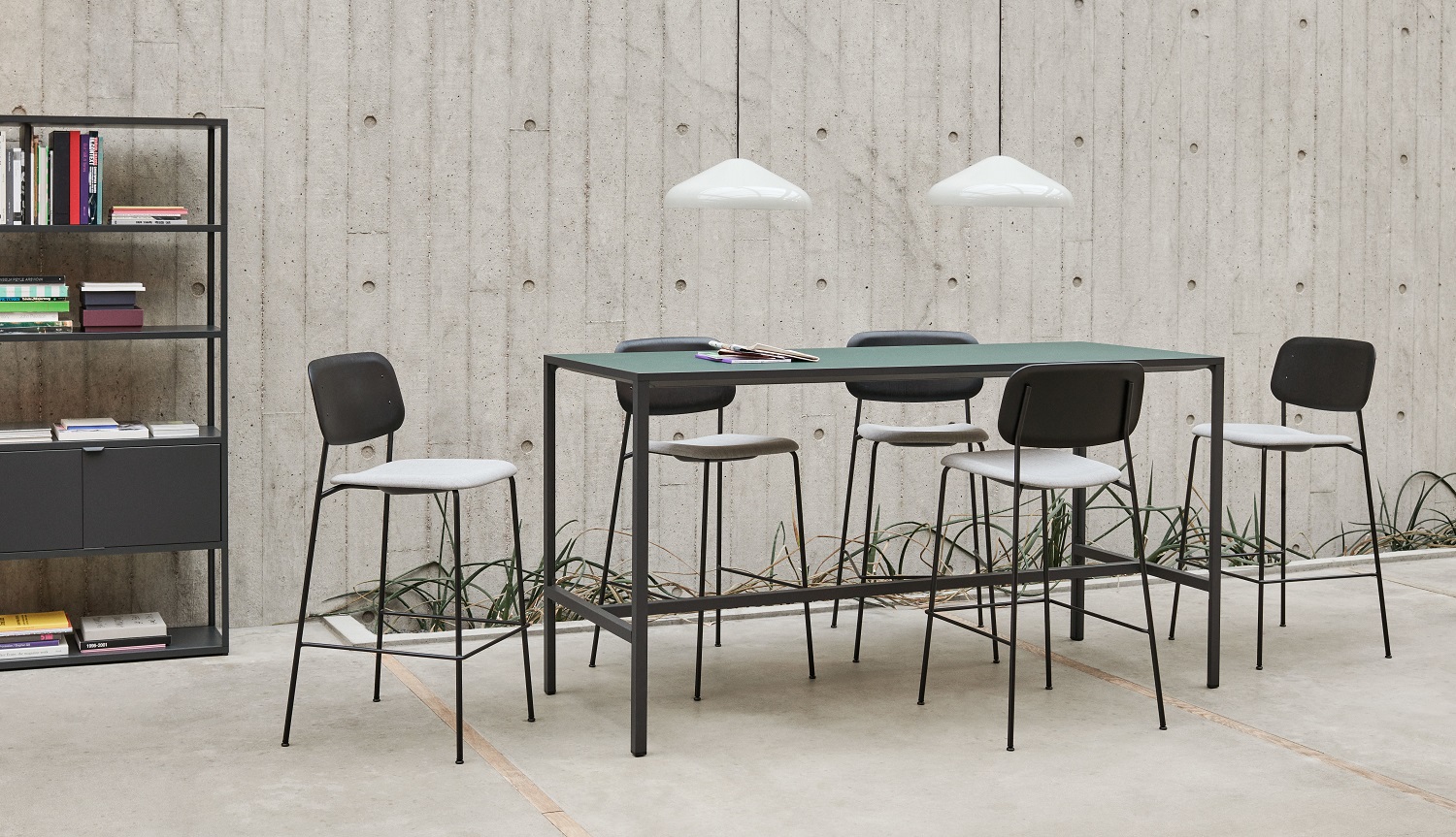 New Order Sideboard von Hay mit Regalen, Schränken, Stehtisch und Barhockern in modernem Design.