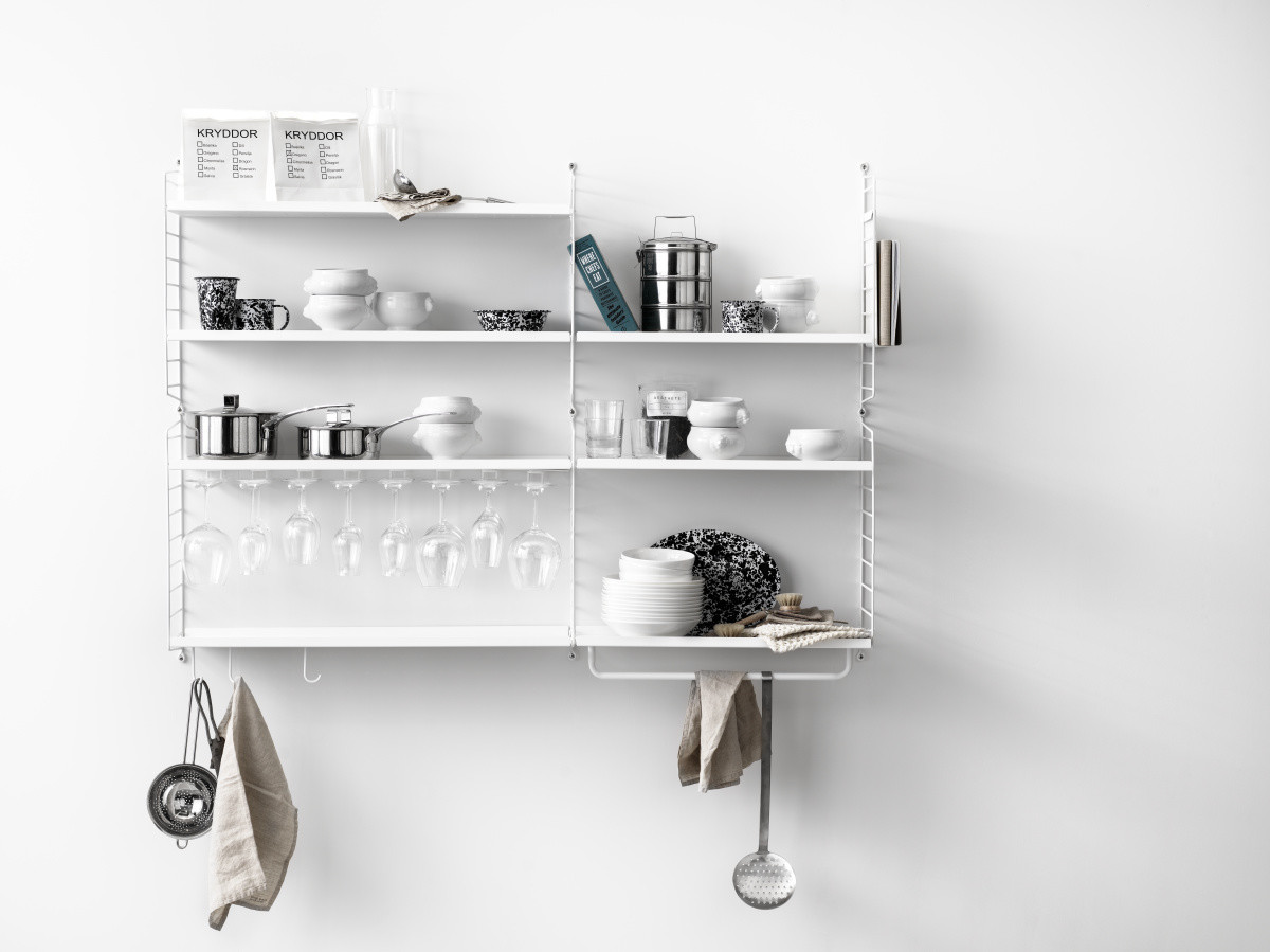 String Furniture Regalsystem mit schwarzem Metall Regalboden (78 cm) und Küchenutensilien.
