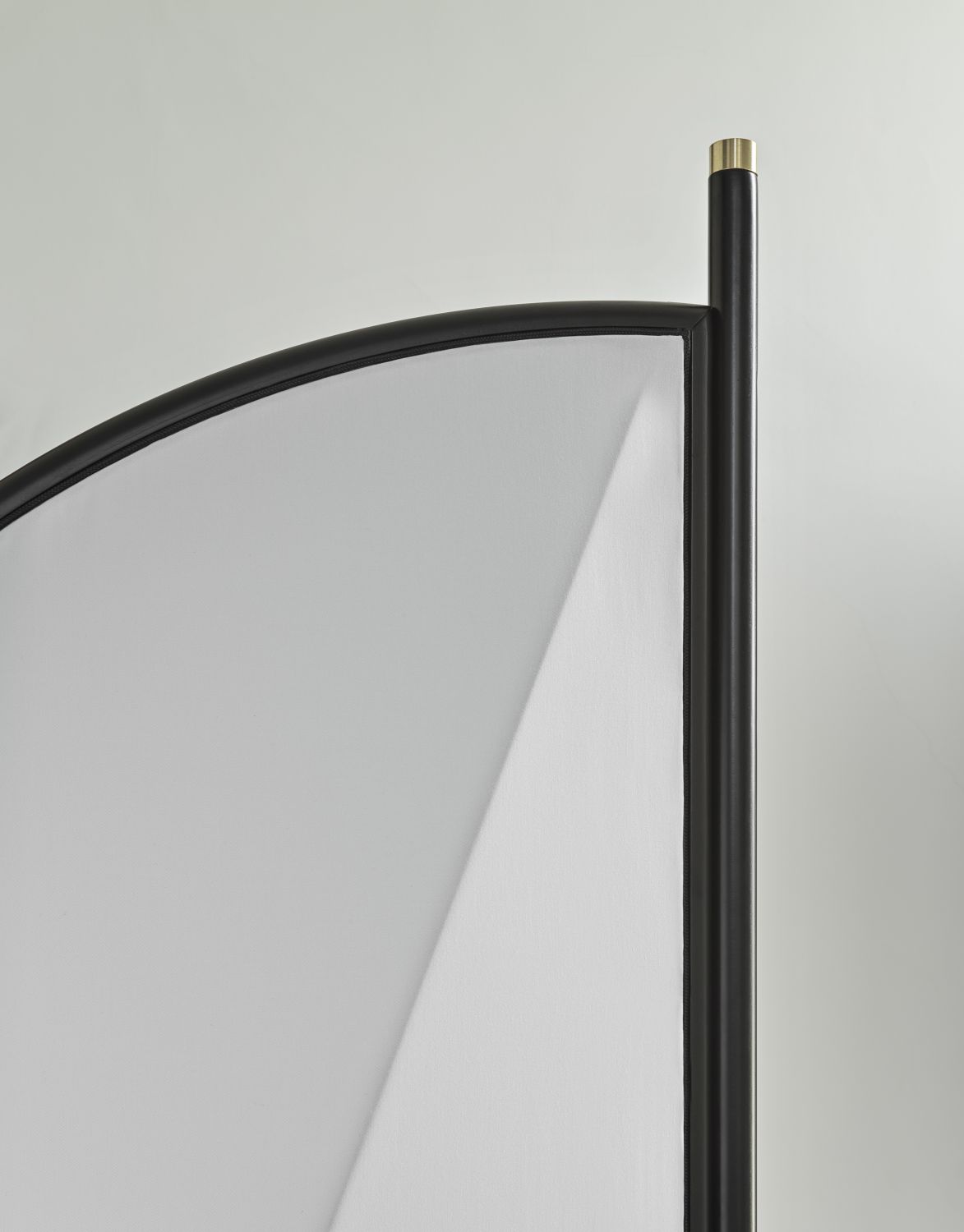 Detailaufnahme: Feng Paravent, Raumteiler mit schwarzem Rahmen und hellem Stoff, Wiener GTV Design.