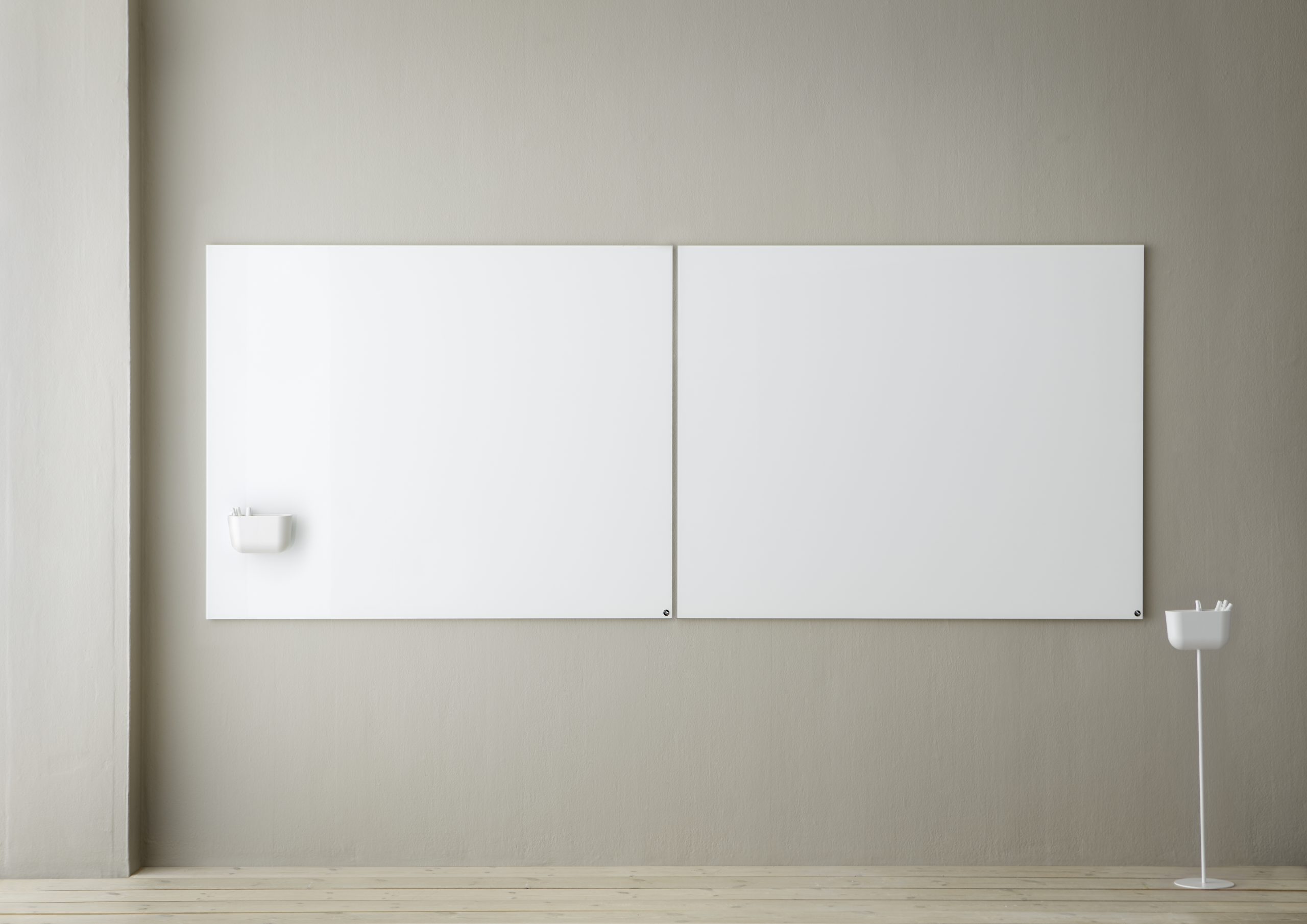 Chat Board Elements: Zwei weiße, magnetische Glas-Wandtafeln hängen nebeneinander an einer beigen Wand.