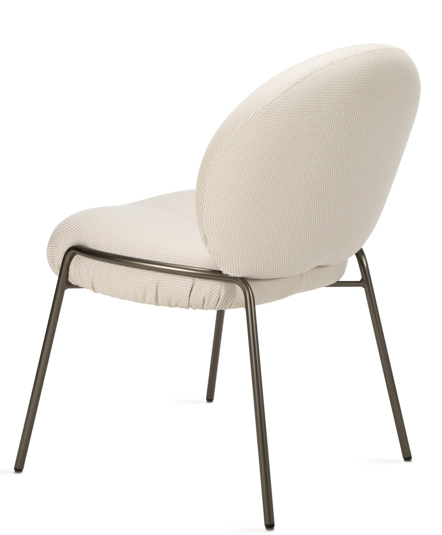Nana Outdoor Chair von Freifrau Manufaktur, cremefarbener Gartenstuhl mit Metallgestell, Rückenansicht.