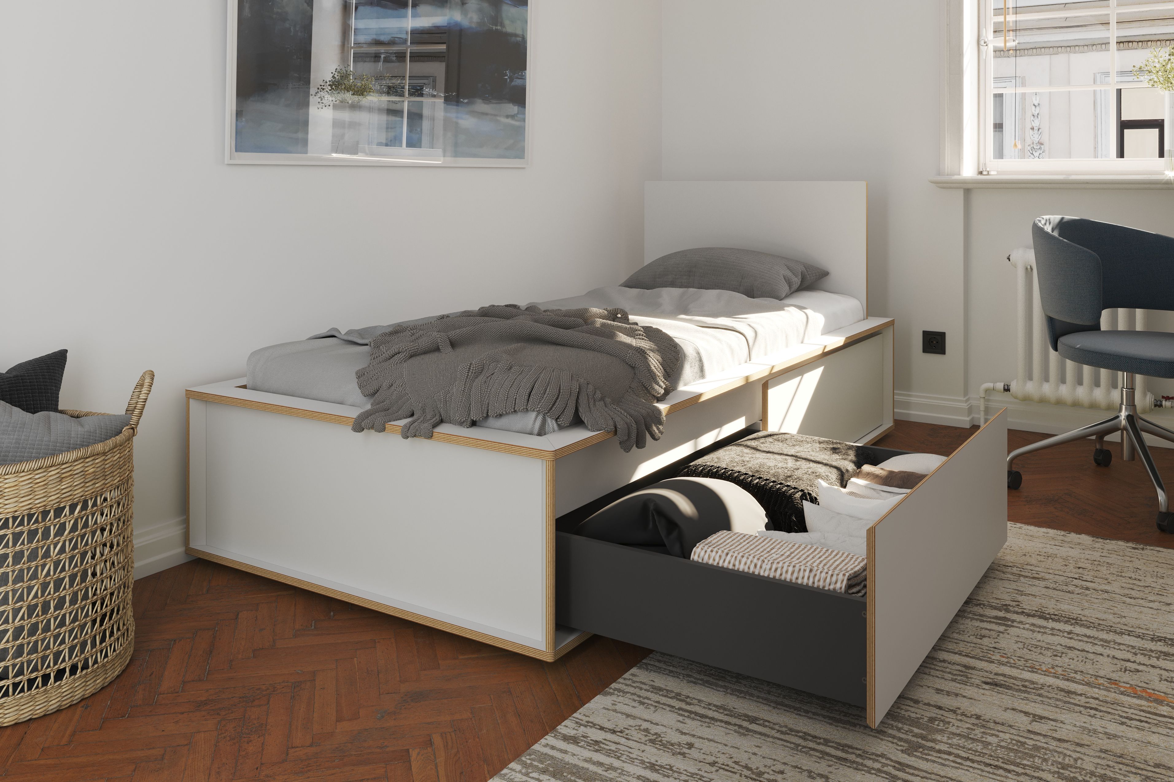 Spaze Bett von Müller Möbelwerkstätten mit Bettkasten Schublade offen, Bettwäsche und Kissen.