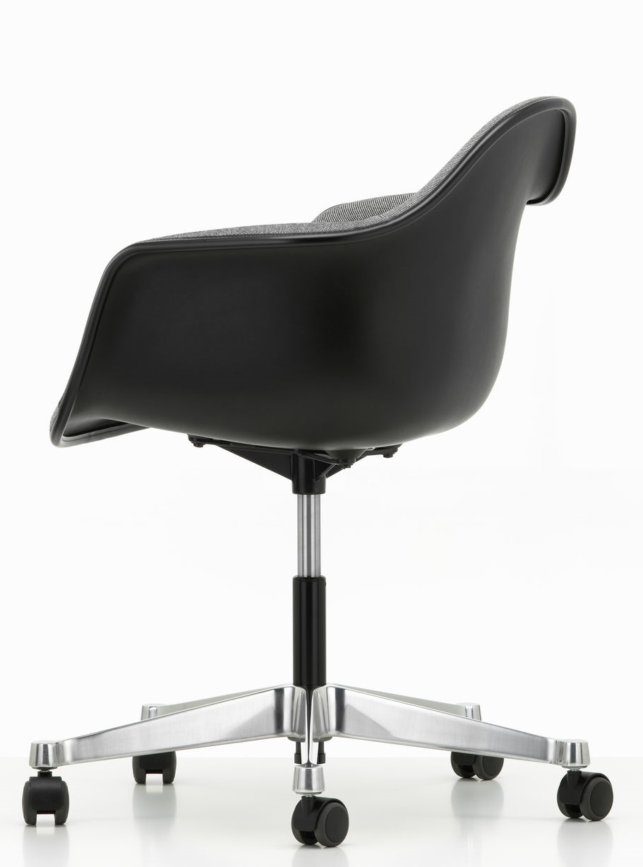 Ansicht von hinten des schwarzen, vollgepolsterten Eames Plastic Arm Chair mit Rollenfuß von Vitra.