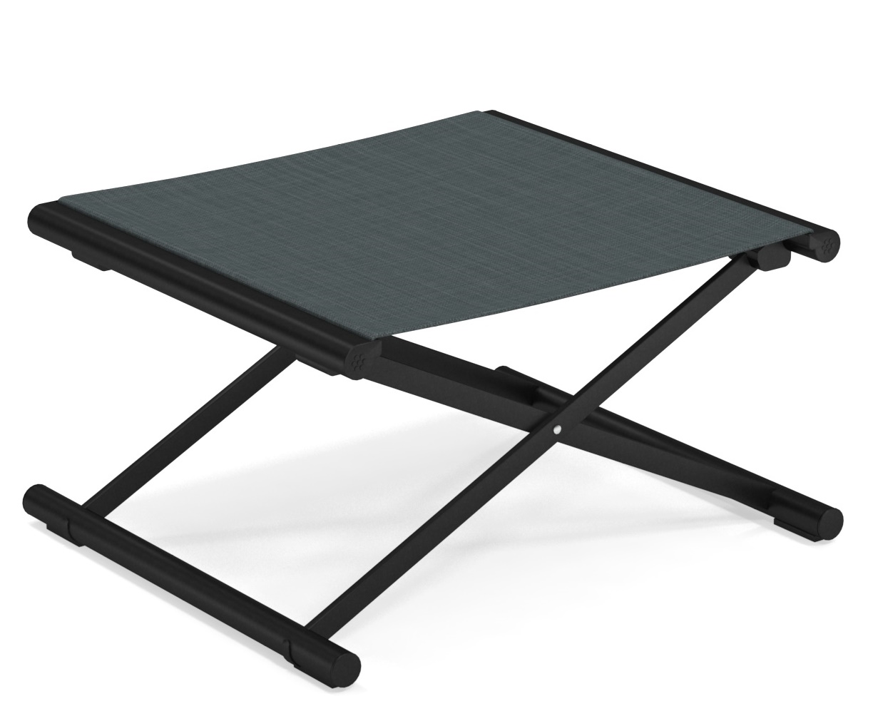 Terra Fußhocker Outdoor von Emu, grauer Stoffbezug und schwarzes Metallgestell mit X-förmigen Beinen.