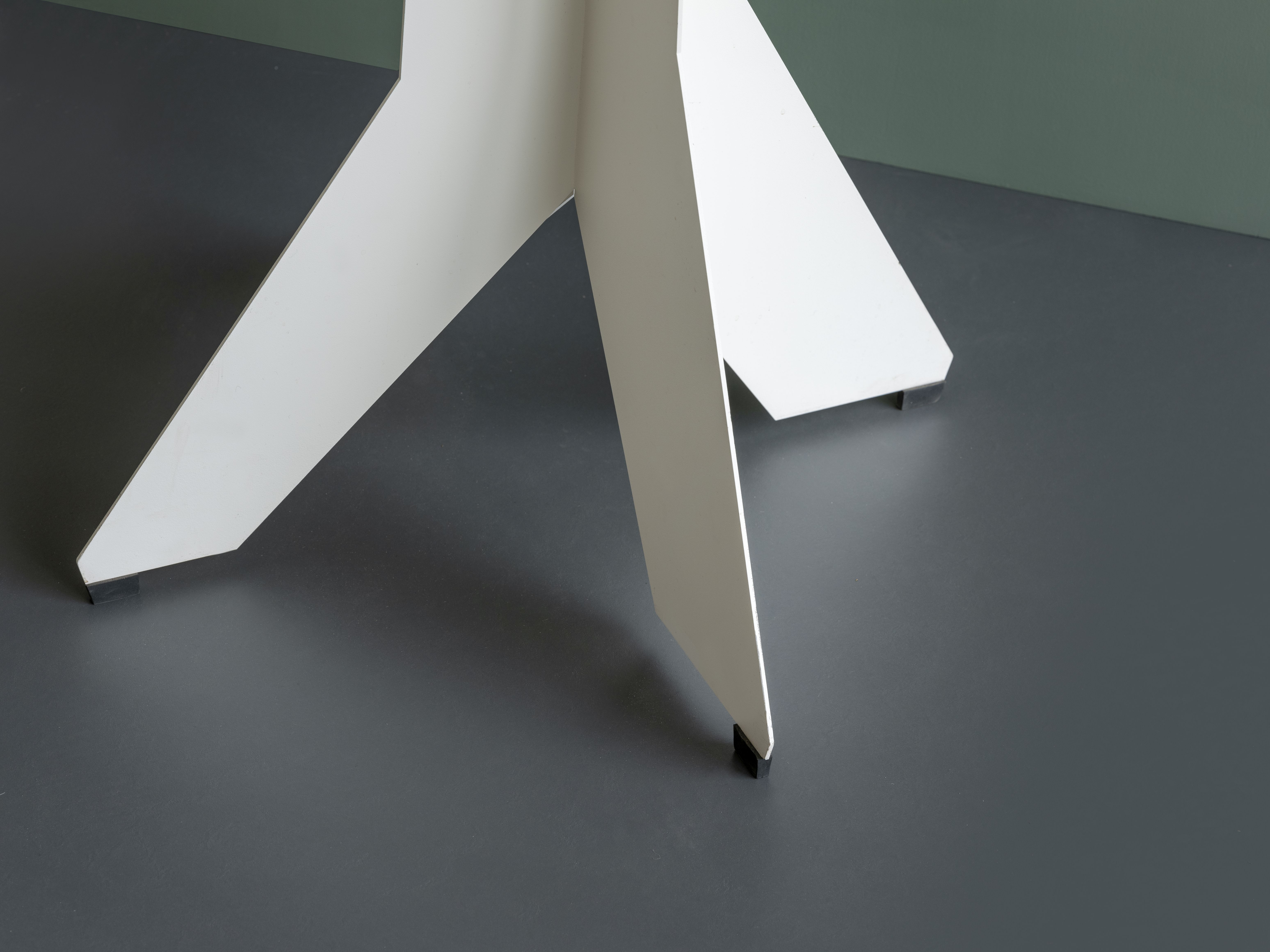 Detailaufnahme des weißen Fußes vom Forest for the Trees Kleiderständer von vanEsch.