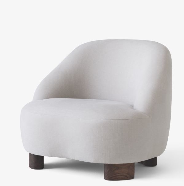 AndTradition Margas Loungesessel LC1 in Weiß mit niedrigem Design und dunklen Holzfüßen für Wohnzimmer.