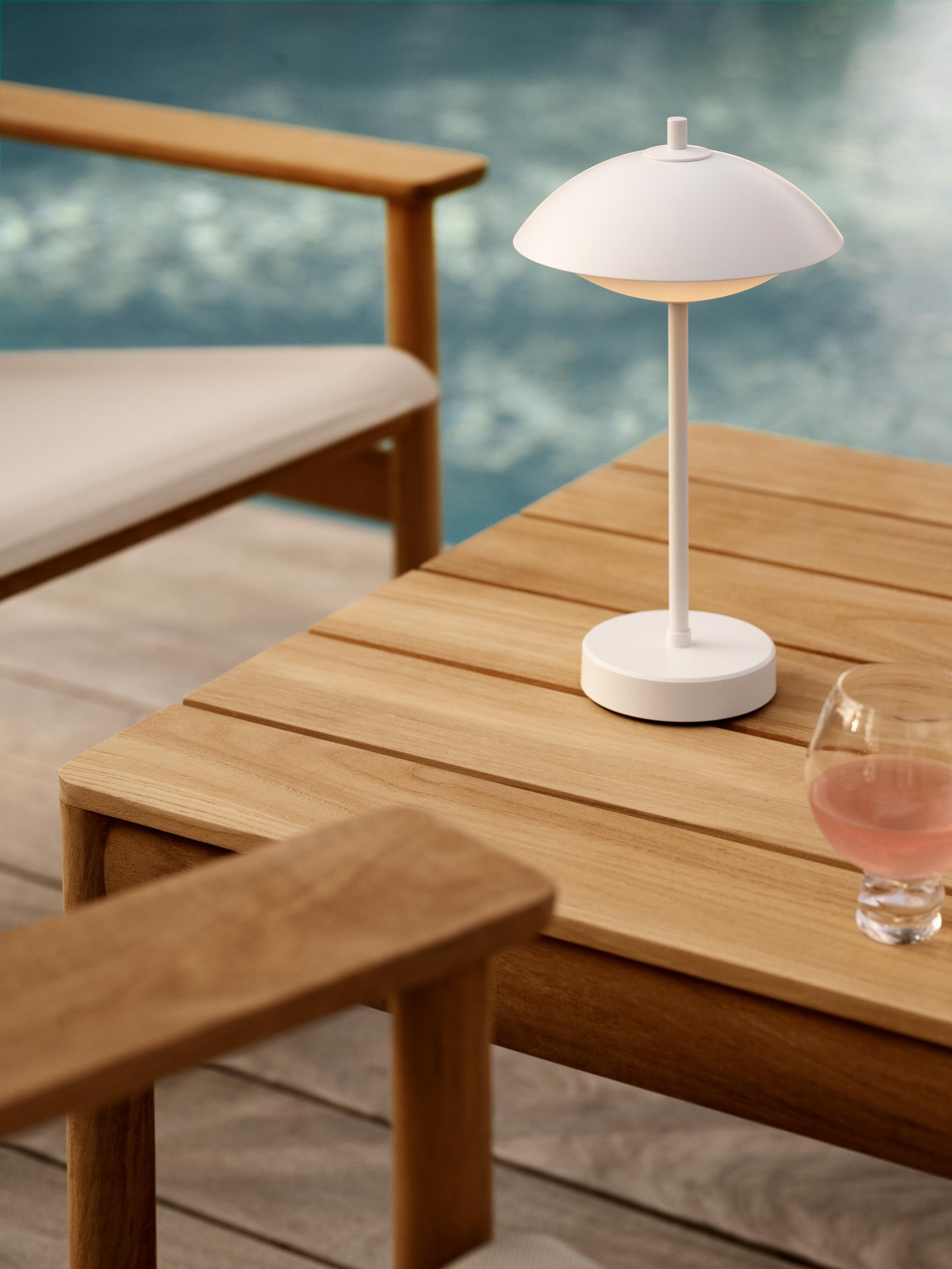 Clam Portable tafellamp, oplaadbare lamp van Fritz Hansen