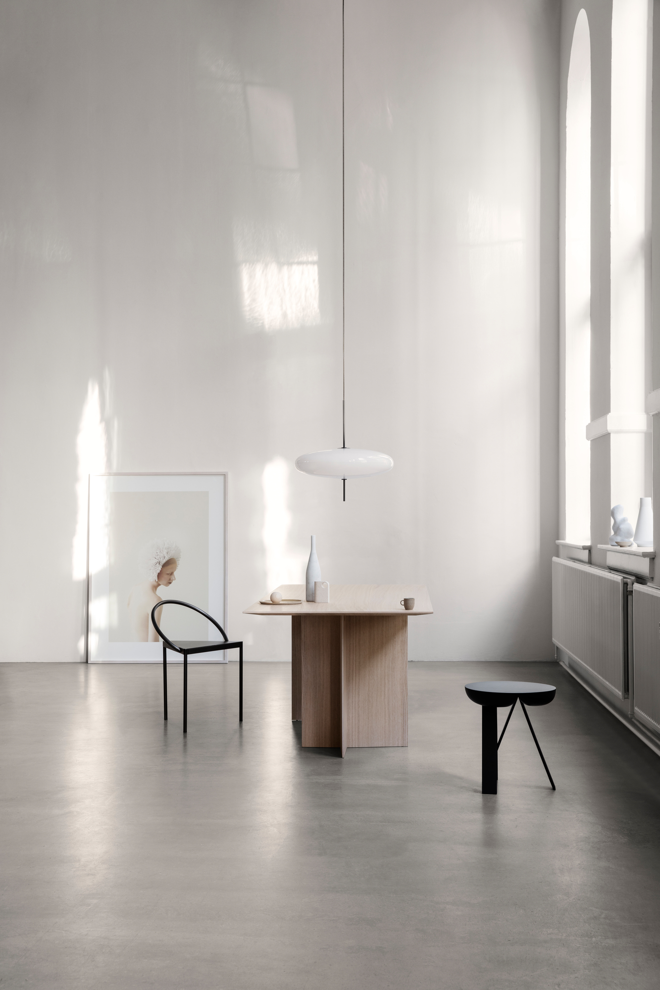 Helle Raumansicht mit Astep Model 2065 Deckenleuchte in Weiß, modernes Design, minimalistisch.
