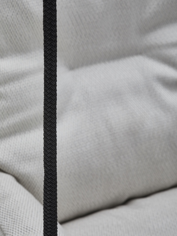 Detailaufnahme der schwarzen Kordel am Leyasol Lounge Chair Outdoor Stuhl von Freifrau Manufaktur.