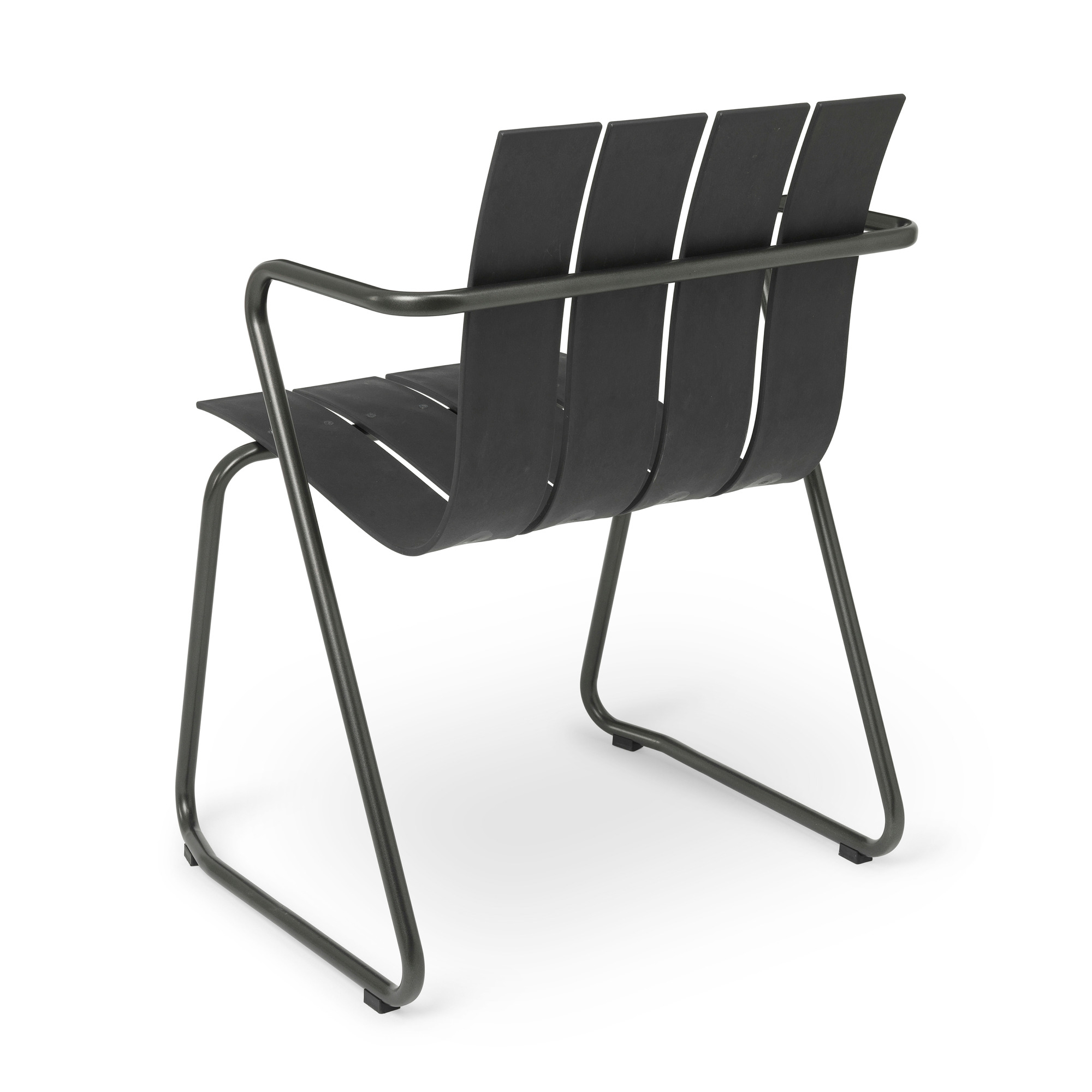 Schwarzer Ocean Chair von Mater, ein moderner Outdoor Stuhl mit Armlehnen und Lattenstruktur.