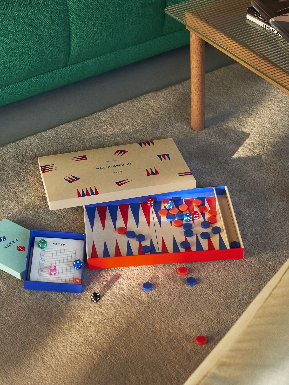 Nahaufnahme des Hay Raw Rug No 2 Teppichs mit Backgammon und Yatzy Spielen darauf.