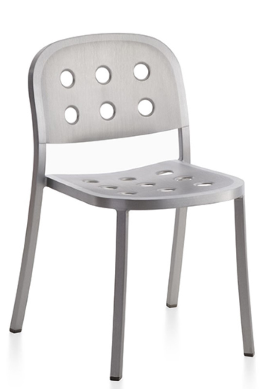 Emeco 1 Inch Aluminium Stacking Chair: Moderner, stapelbarer Stuhl aus Aluminium mit runden Aussparungen.
