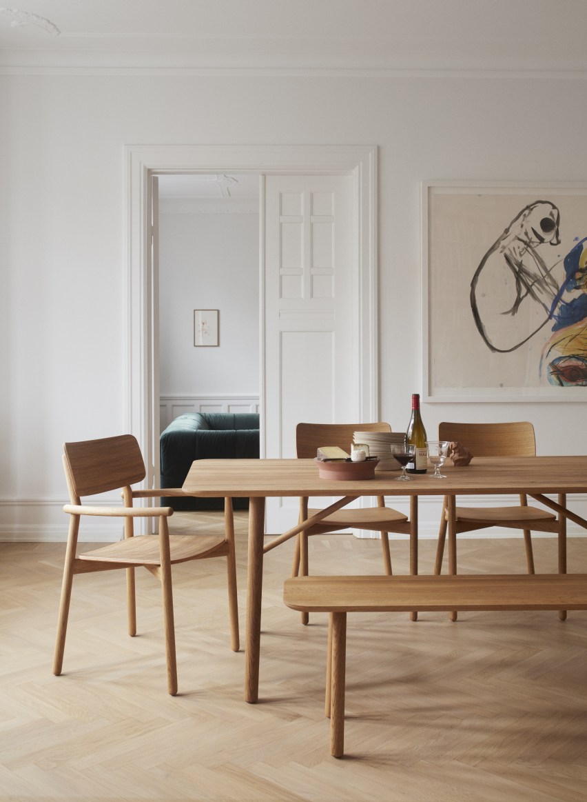 Hven Tisch von Skagerak by Fritz Hansen mit Stühlen und Bank aus hellem Holz.