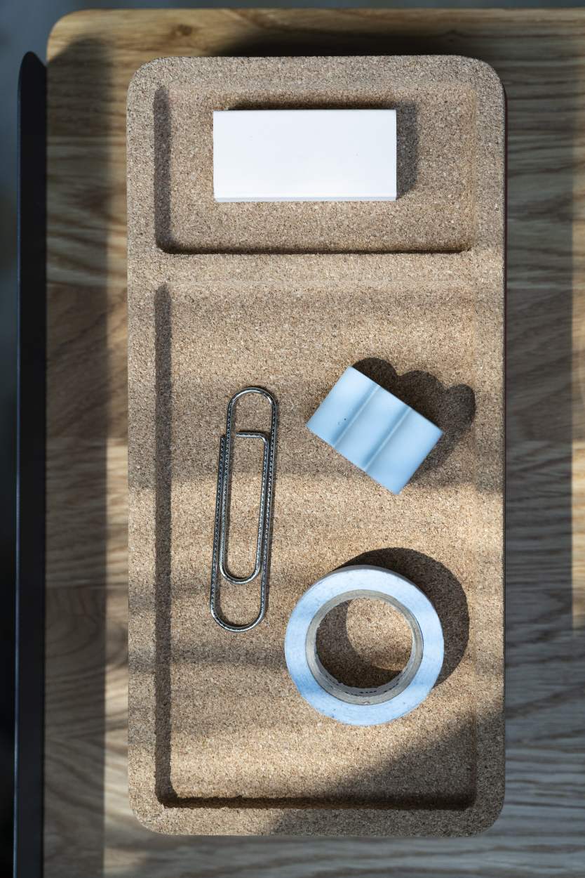 Muuto Arrange Desktop Organizer Konfiguration 1 aus Kork mit Büroklammer, Klebeband und Notizzettel.