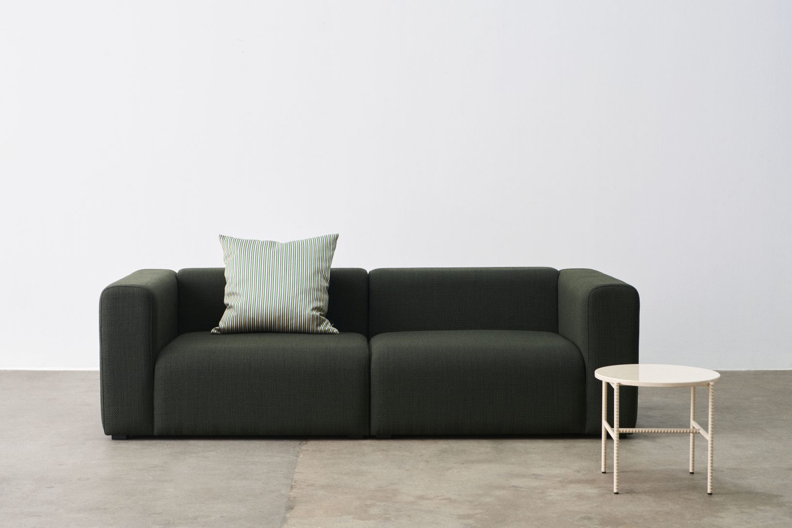 Mags Sofa 2,5-Sitzer in Grün mit Kissen und Beistelltisch. Modernes Wohnzimmer Design.