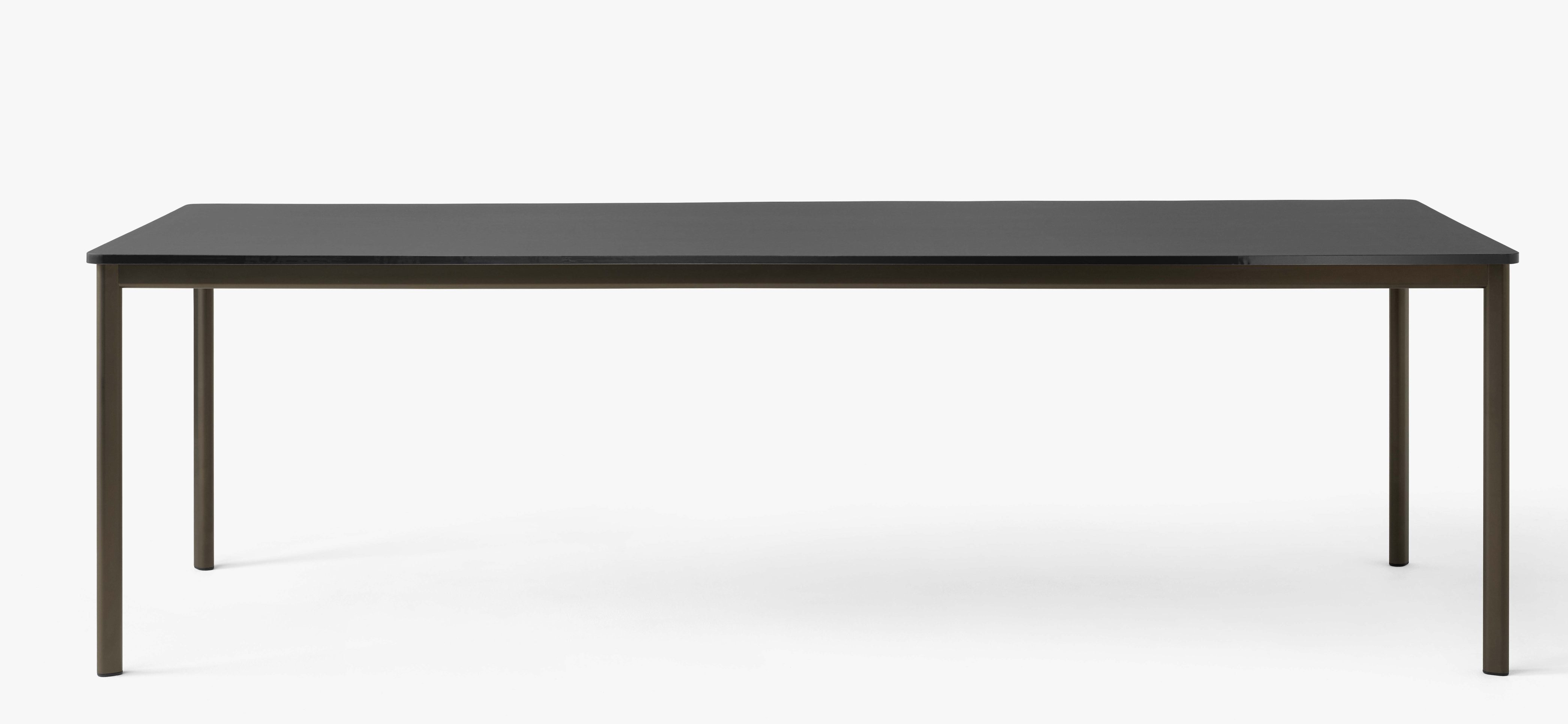 AndTradition Drip Table HW58 mit schwarzer Tischplatte und bronzefarbenem Metallgestell, minimalistisches Design für Esszimmer.