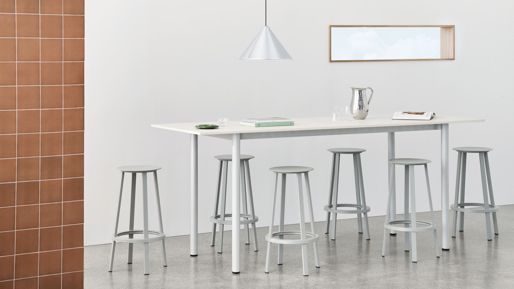 Annex Table Overhang Esstisch von Hay mit grauen Hockern in einem hellen, modernem Esszimmer.