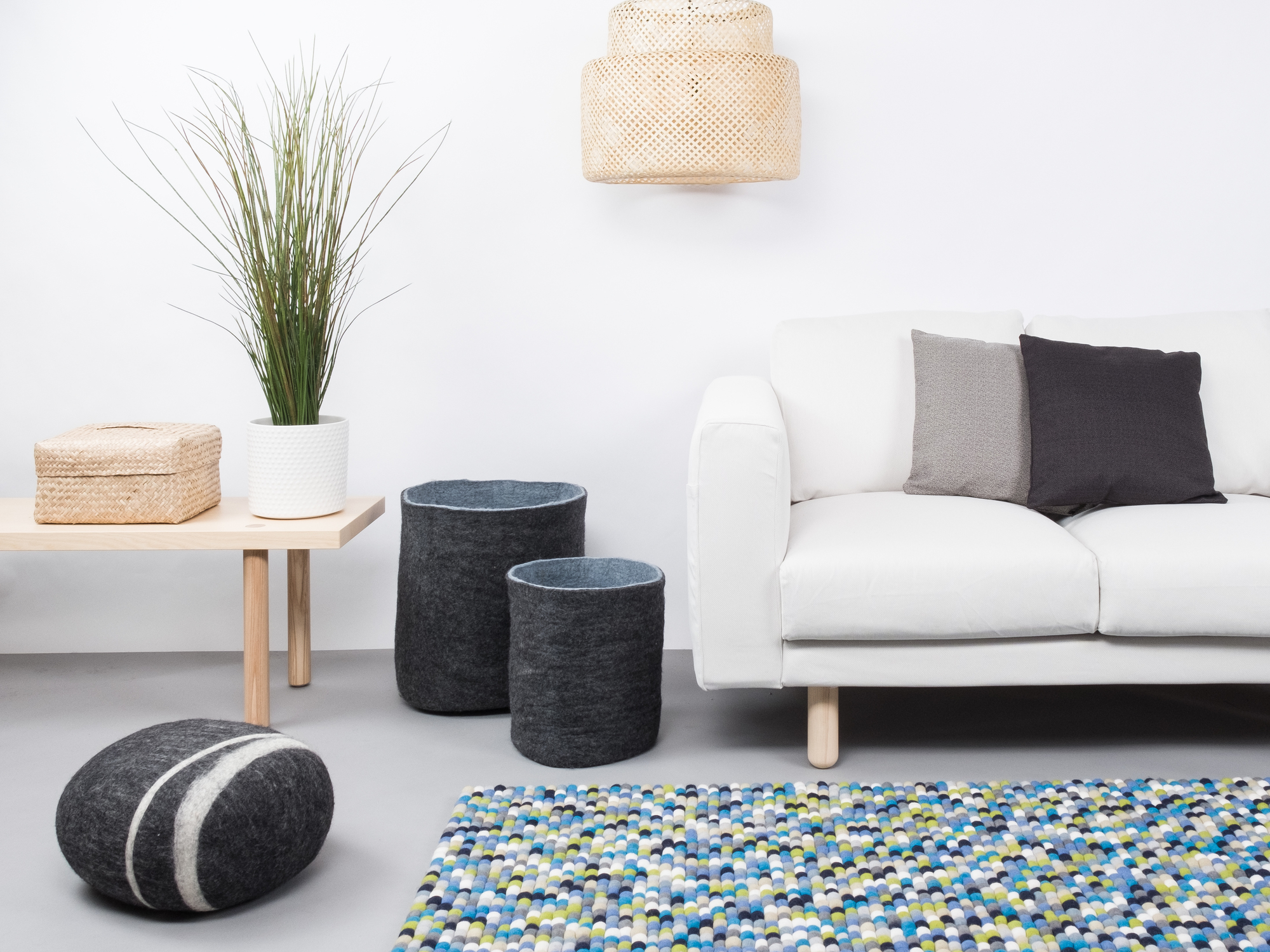 Myfelt Filzkugel Teppich 160x230 cm im modernen Wohnzimmer mit Sofa und Dekoration.