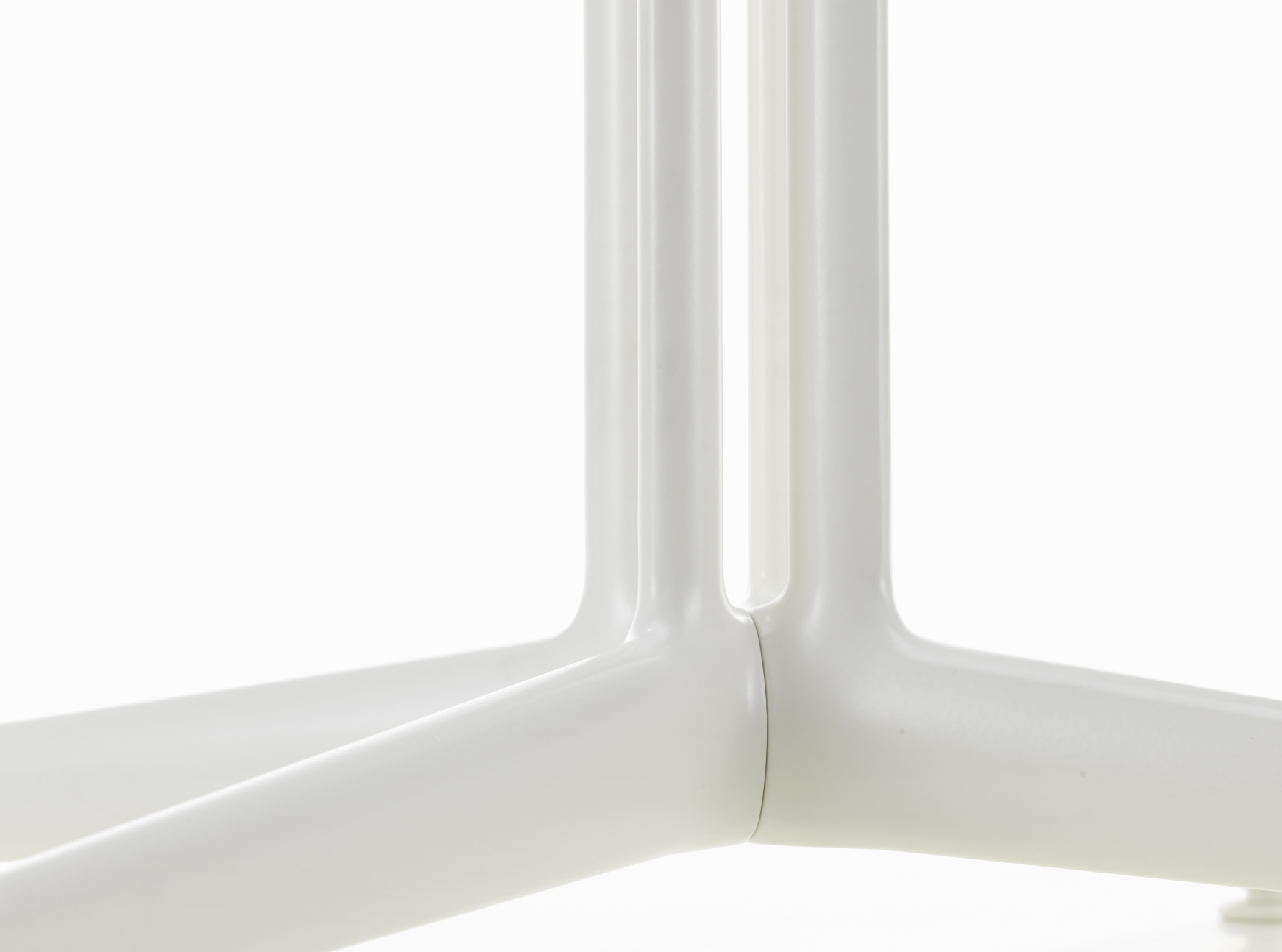 Detailaufnahme des weißen Untergestells vom Vitra DKL-5 Wire Chair Stuhl mit Sitzkissen.