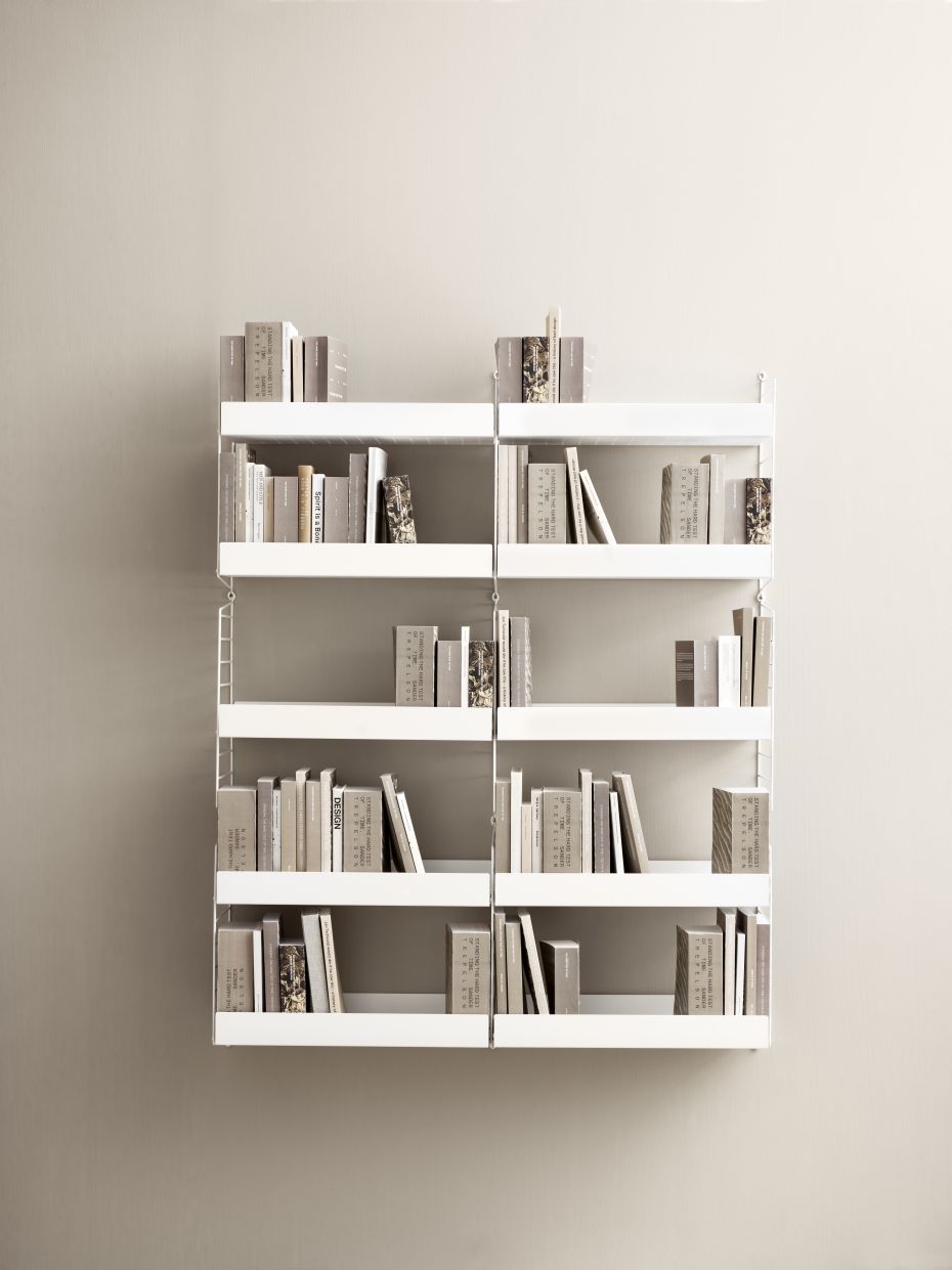 Weißes String Regal mit Metallböden und Büchern, Regalboden mit hoher Kante, Breite 58 cm.