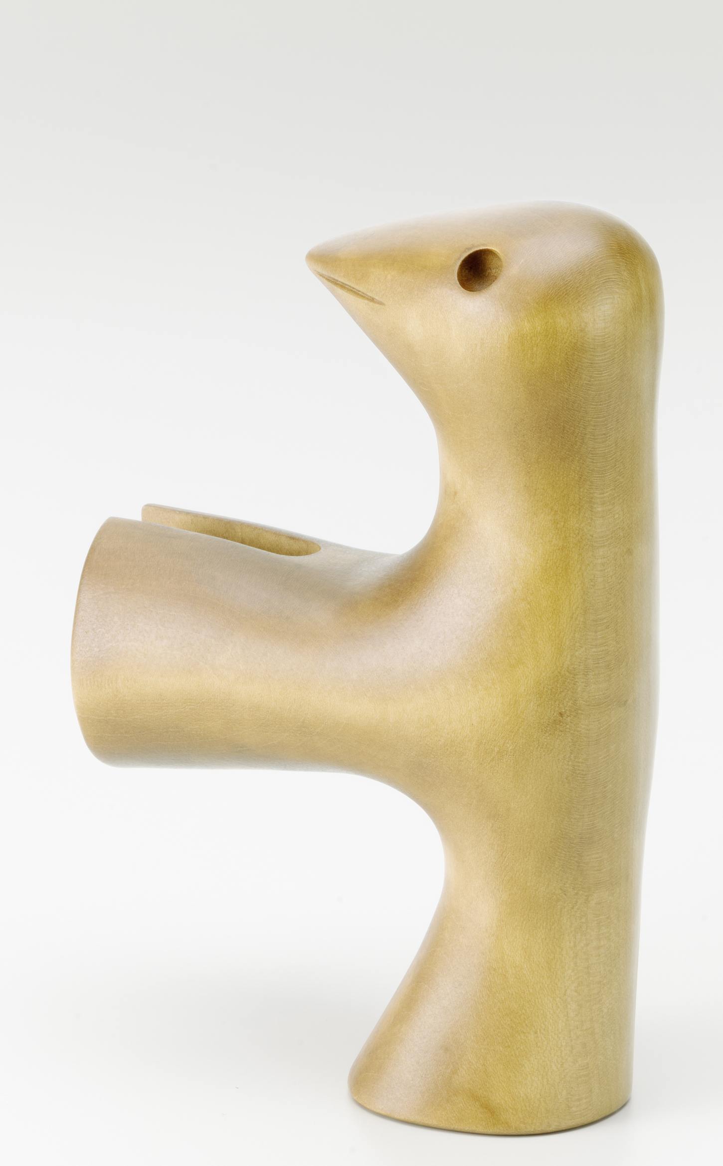 Detailaufnahme der Girard Bird Skulptur von Vitra, eine moderne Holzskulptur in Vogelform für die Inneneinrichtung.