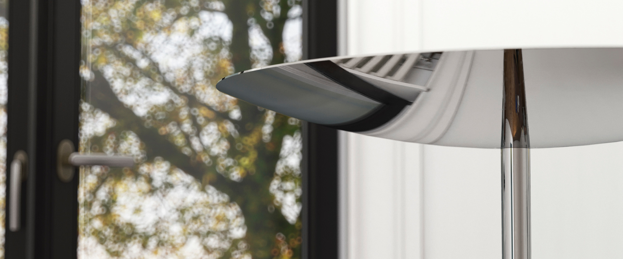 Detailaufnahme der Belux LED Stehleuchte mit Chromfuß und indirekter Beleuchtung vor einem Fenster.