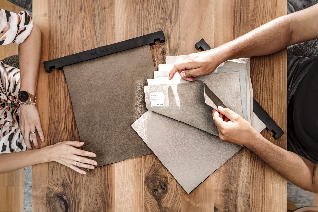 Walter Knoll Ledermusterkollektion: Nahaufnahme von Lederproben in verschiedenen Farben auf einem Holztisch.