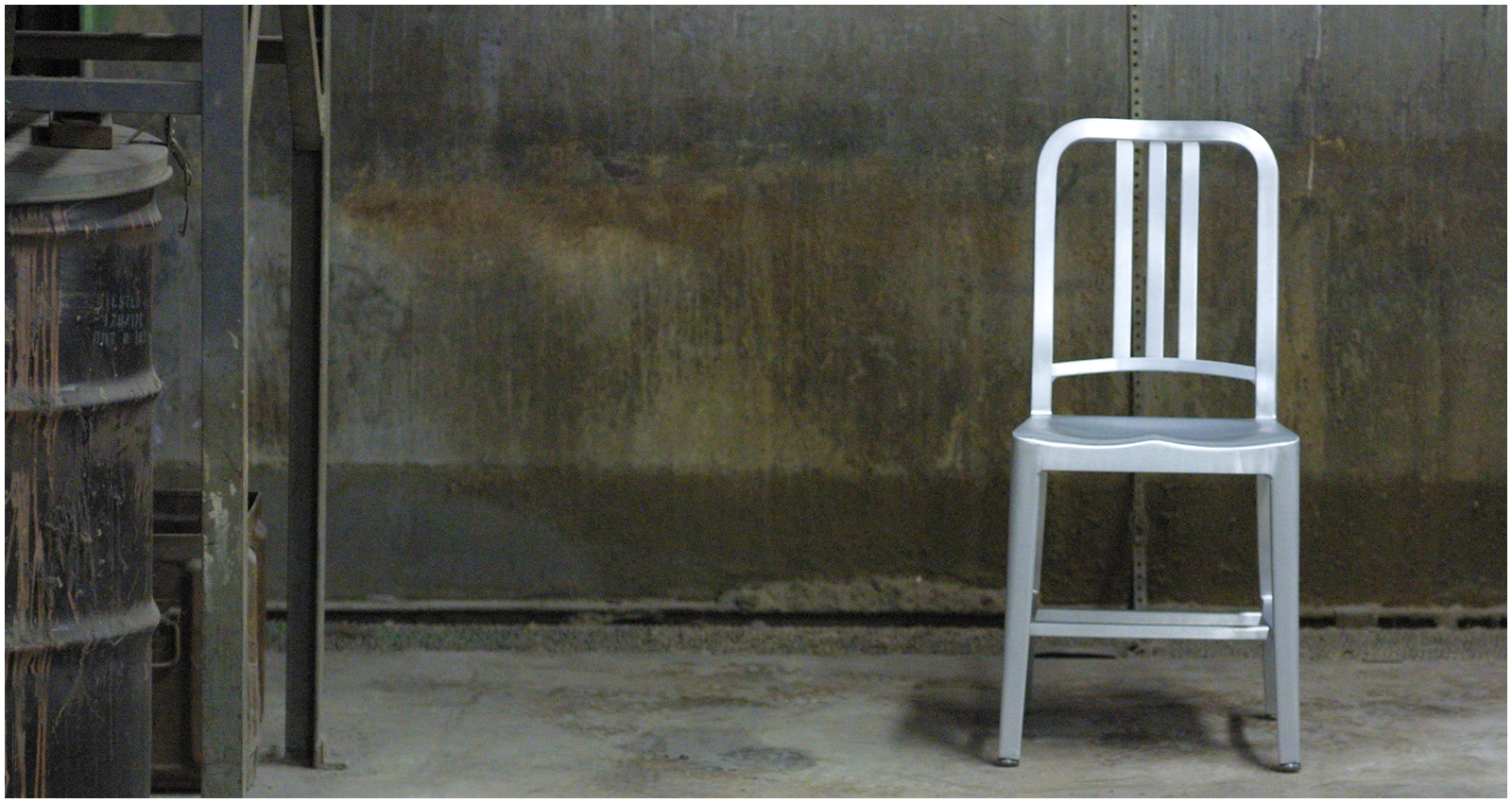 Polierter Emeco Navy Chair aus Aluminium. Klassischer Stuhl für Büro und Zuhause.
