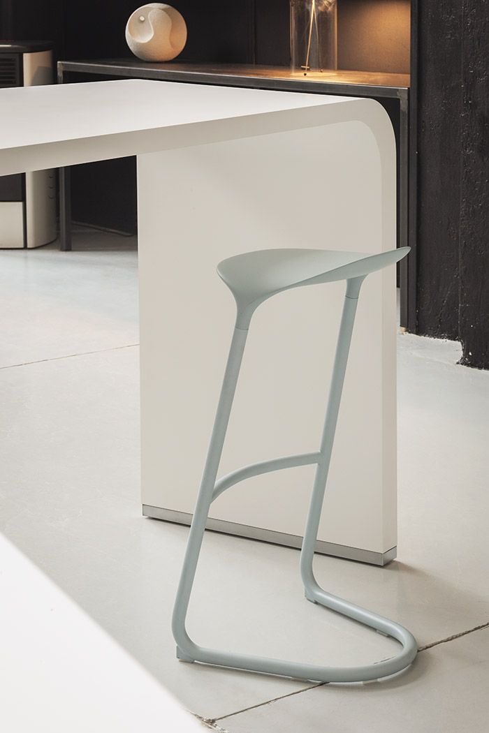 Cross Freischwinger Hocker von La Palma, graublau, Indoor Barhocker mit Stahlrohrgestell für Küche und Bar.