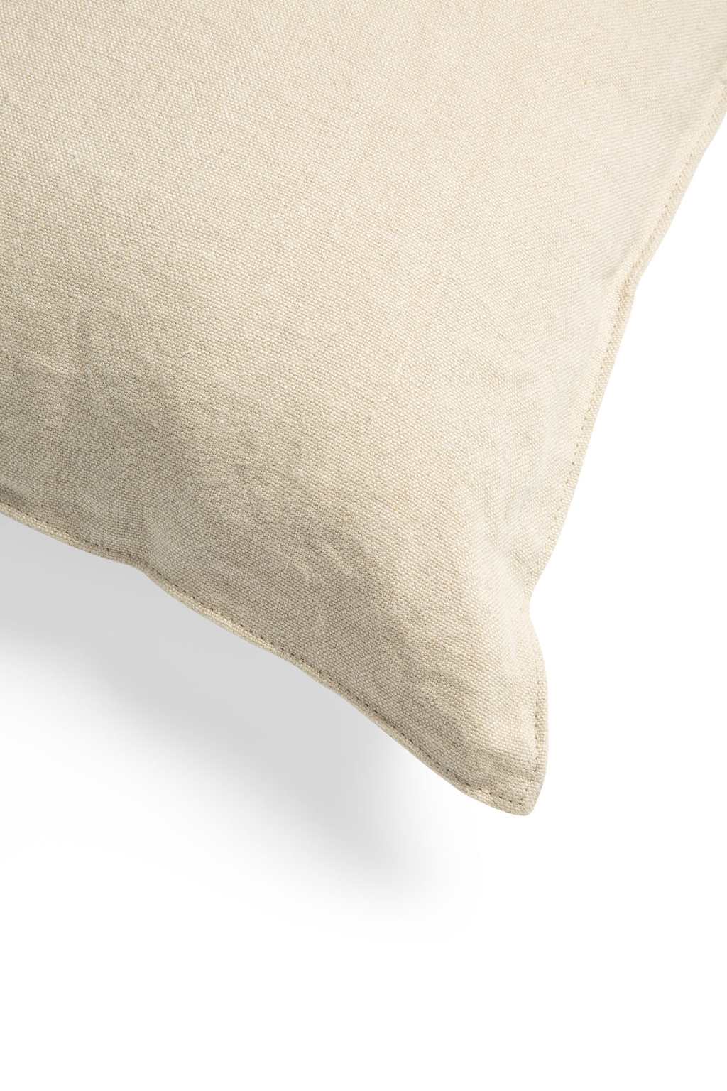 Detailaufnahme: Ethnicraft Lin Kissen 50x50 cm, beige Leinen, hochwertige Verarbeitung, Dekokissen für Sofa und Bett.