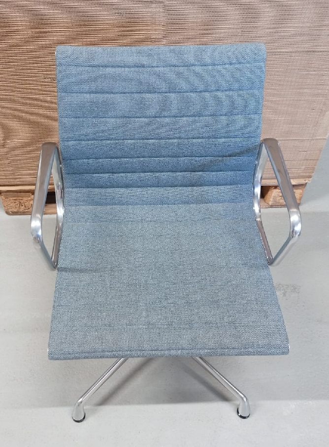 Aluminium stoel EA 103 / EA103 Stoel IJSBLAUW/MOERASBRUIN Vitra TENTOONSTELLINGSSTUK