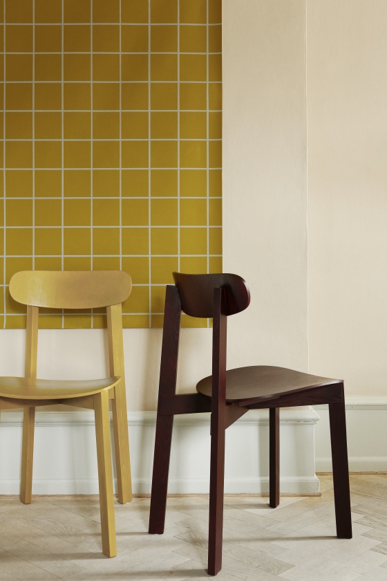 Bondi Chair Stuhl in Esche, lackiert in Pigmy Violett und Gelb. Design Stühle.