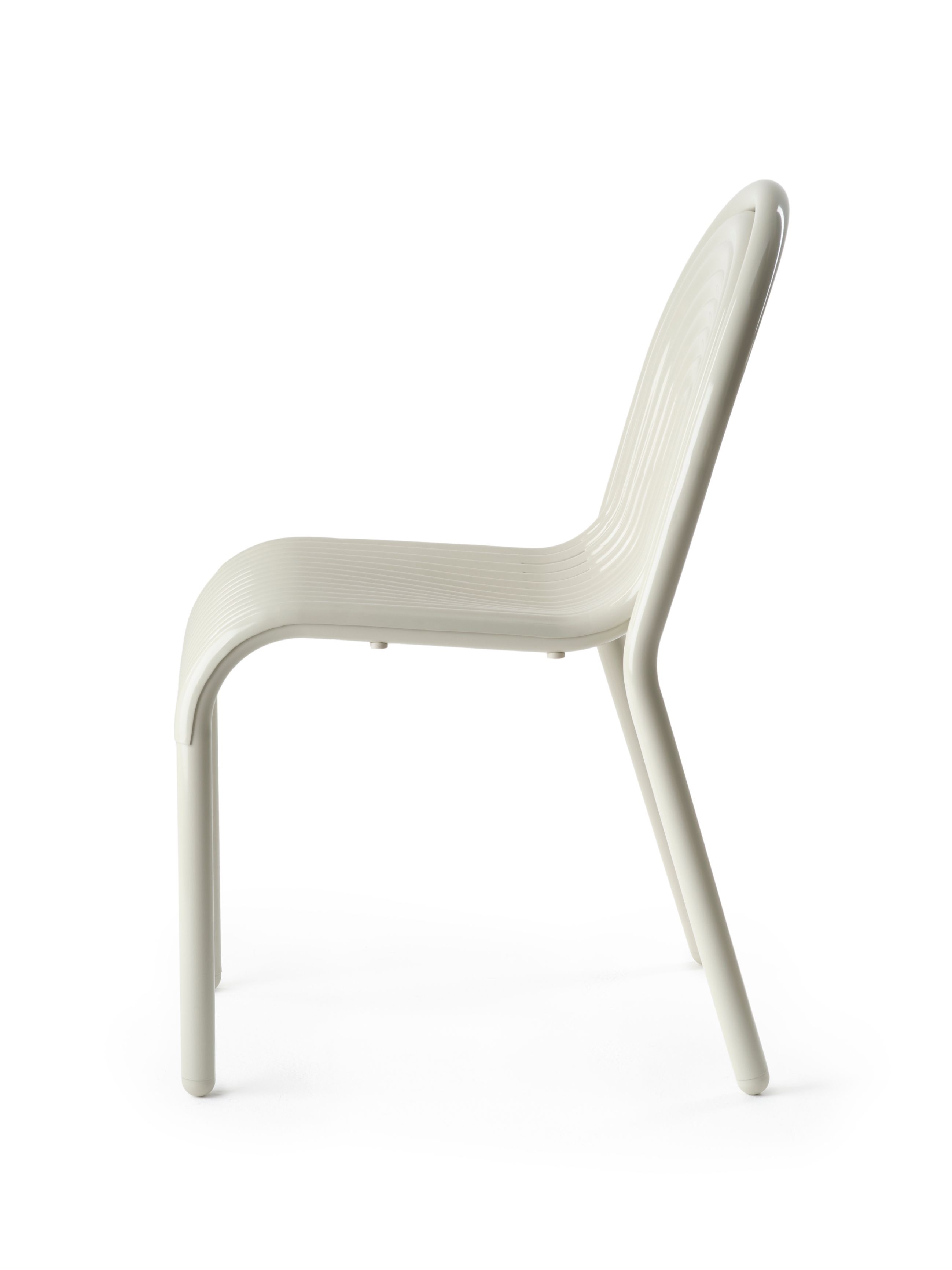 Seitenansicht des Groove Stuhls von Tom Dixon in Putty, ein moderner Outdoor Stuhl.