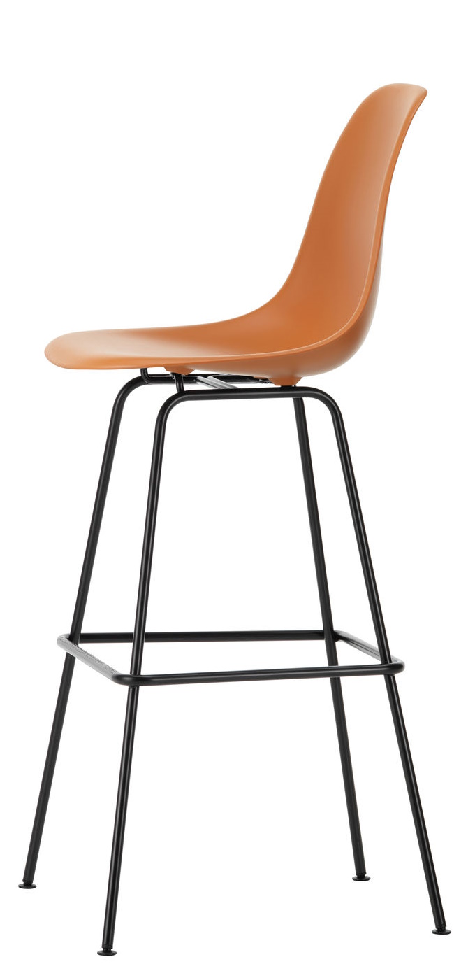 Eames Plastic Bar Stool von Vitra in Kupferorange mit schwarzem Metallgestell, Seitenansicht.
