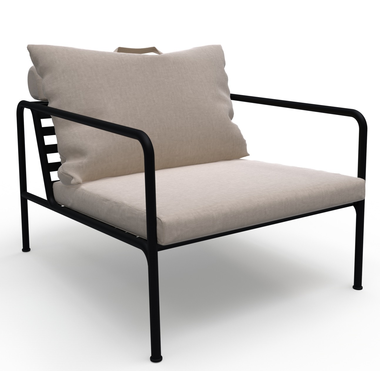 Avon Lounge Chair Outdoor Sessel von Houe mit schwarzem Metallgestell und beigen Kissen.