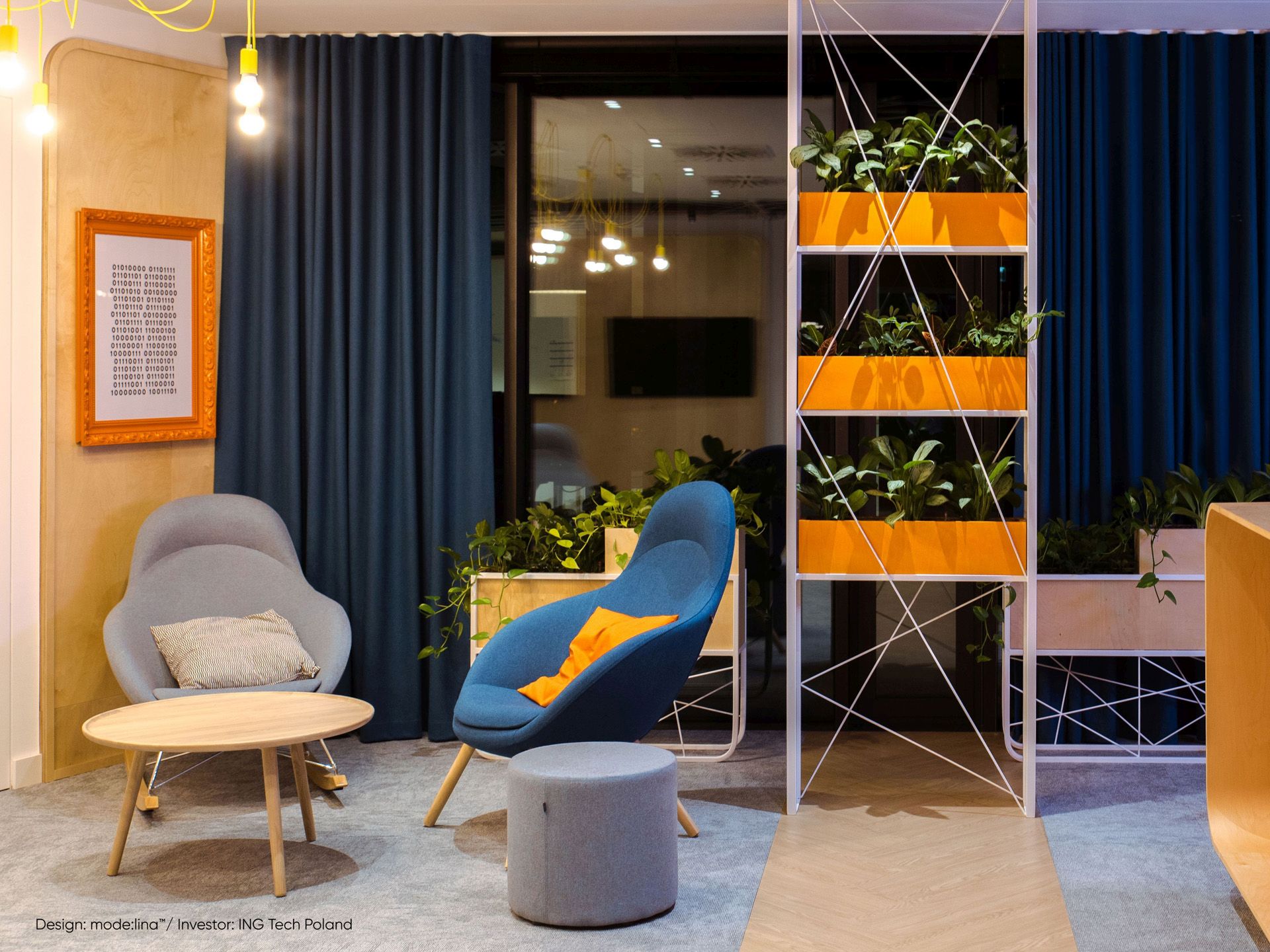 Blauer Bejot point POP R 450 Pouf Hocker auf Rollen in modernem Büro-Lounge-Bereich.