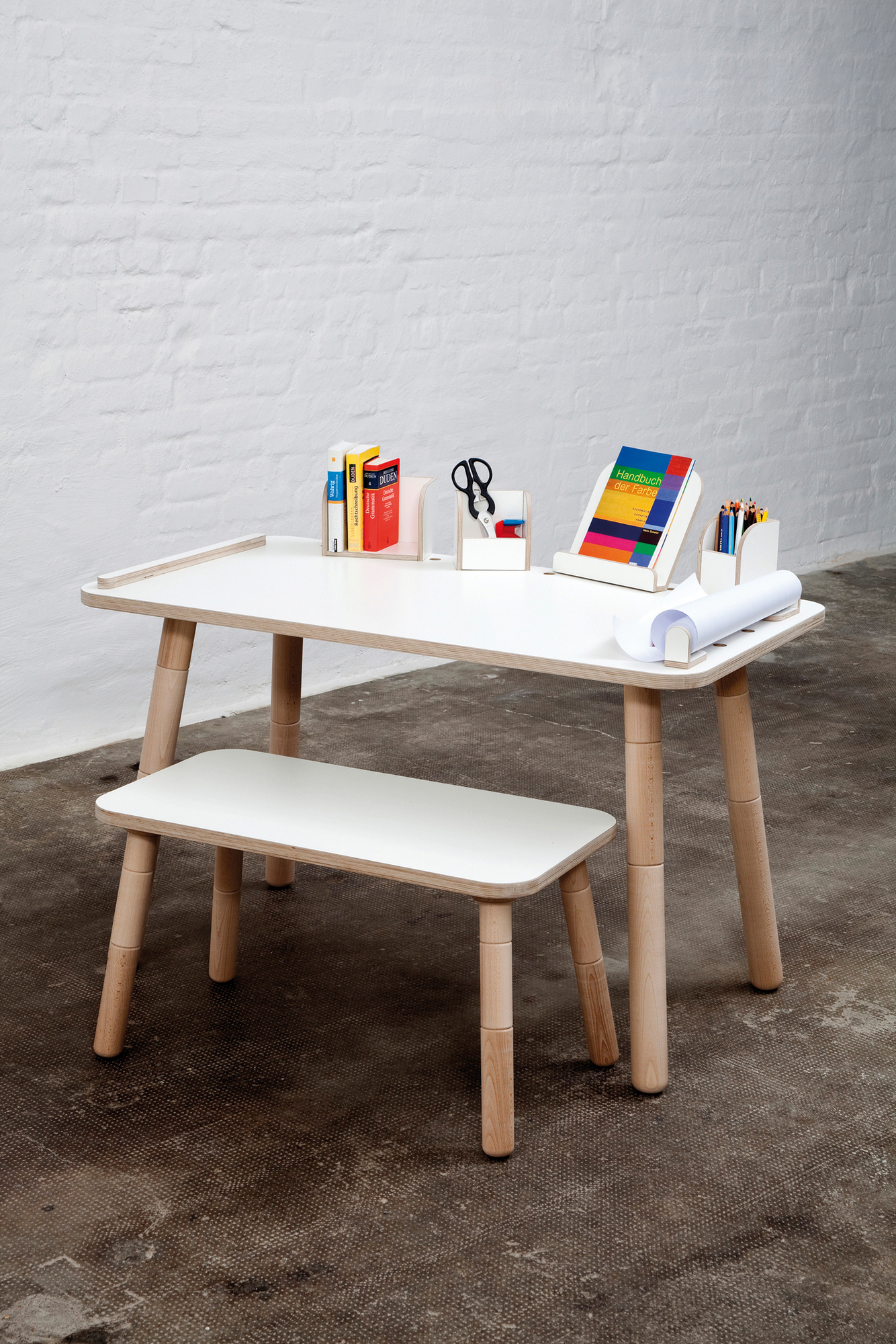 Growing Table Kindertisch mit Bank, weiß, mit Lernmaterialien und Stiften für Kinder.