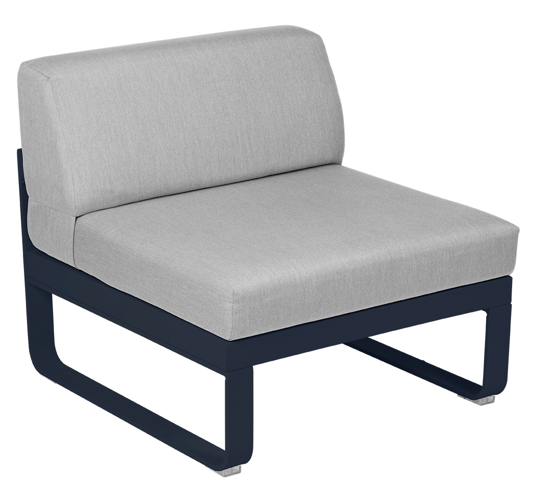 Bellevie Fermob Outdoor Sofa 1-Sitzer Modul Mitte, grauer Stoffbezug und dunkelblaues Gestell.