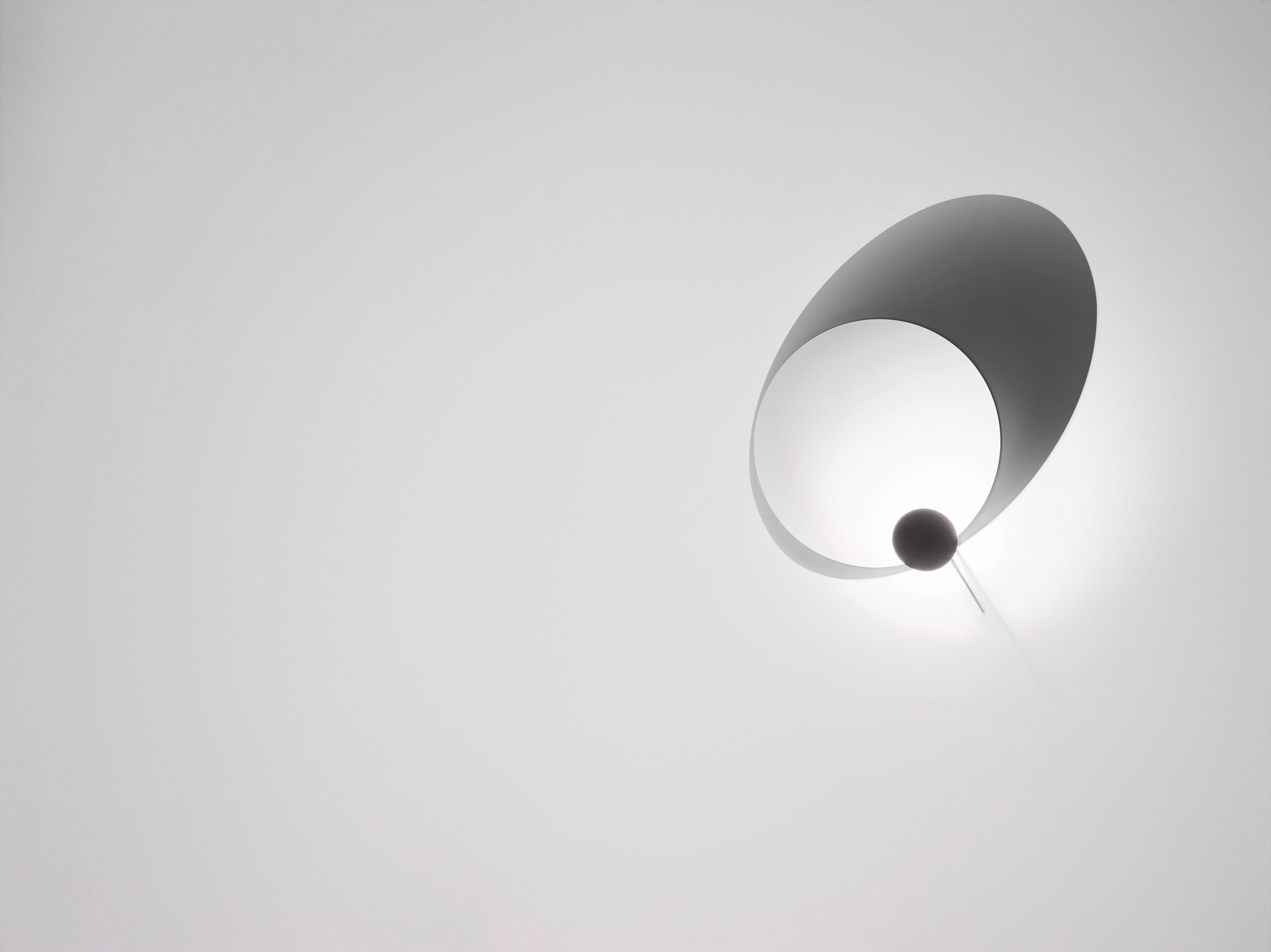 Nahaufnahme der Eclipse Ellipse Wandleuchte von Ingo Maurer, modernes Design mit Lichteffekt.