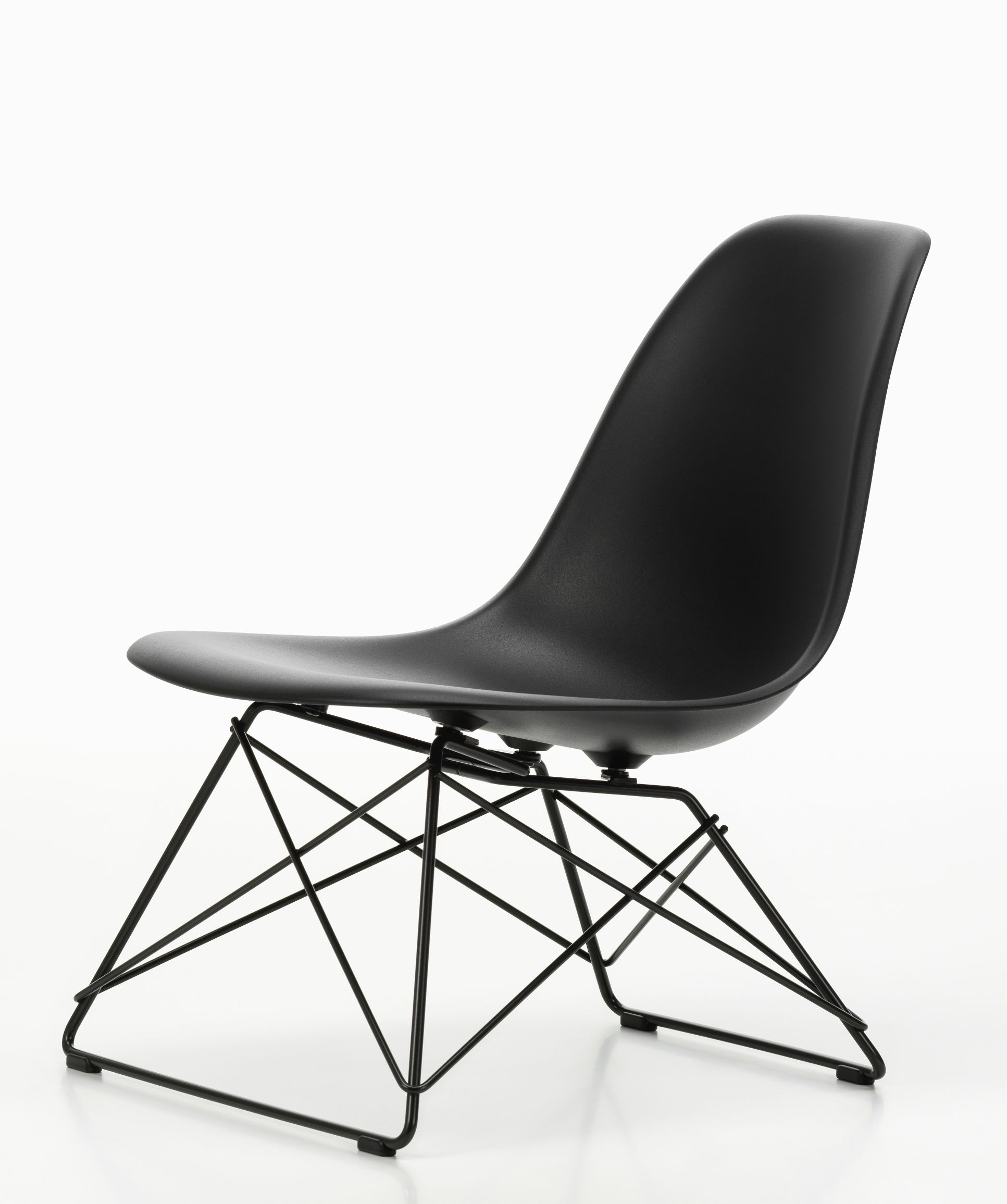 Schwarzer Eames Plastic Side Chair LSR Stuhl von Vitra mit verchromtem Drahtgestell auf weißem Hintergrund.