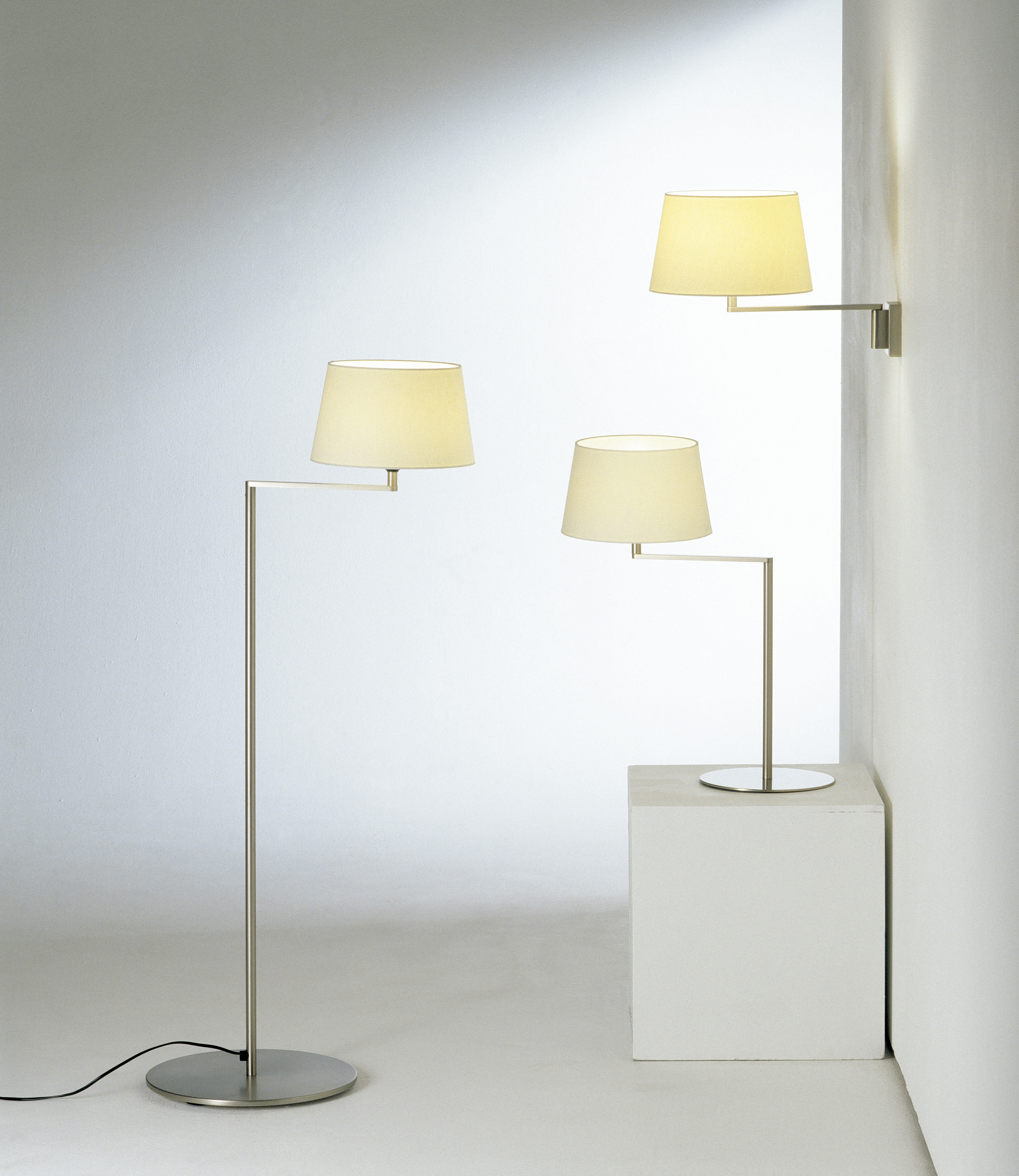 Americana Tischleuchte von Santa & Cole: Stehlampe, Tischlampe und Wandleuchte mit beigen Lampenschirmen.