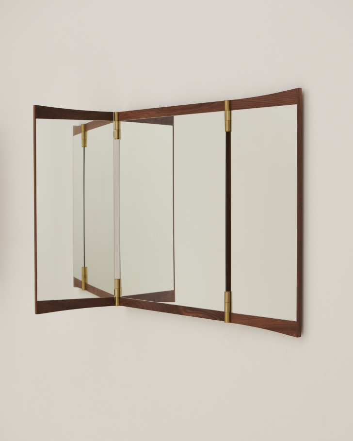 Gubi Vanity Wall Mirror mit drei Spiegeln, Holzrahmen und goldenen Verbindungsstücken an einer weißen Wand.