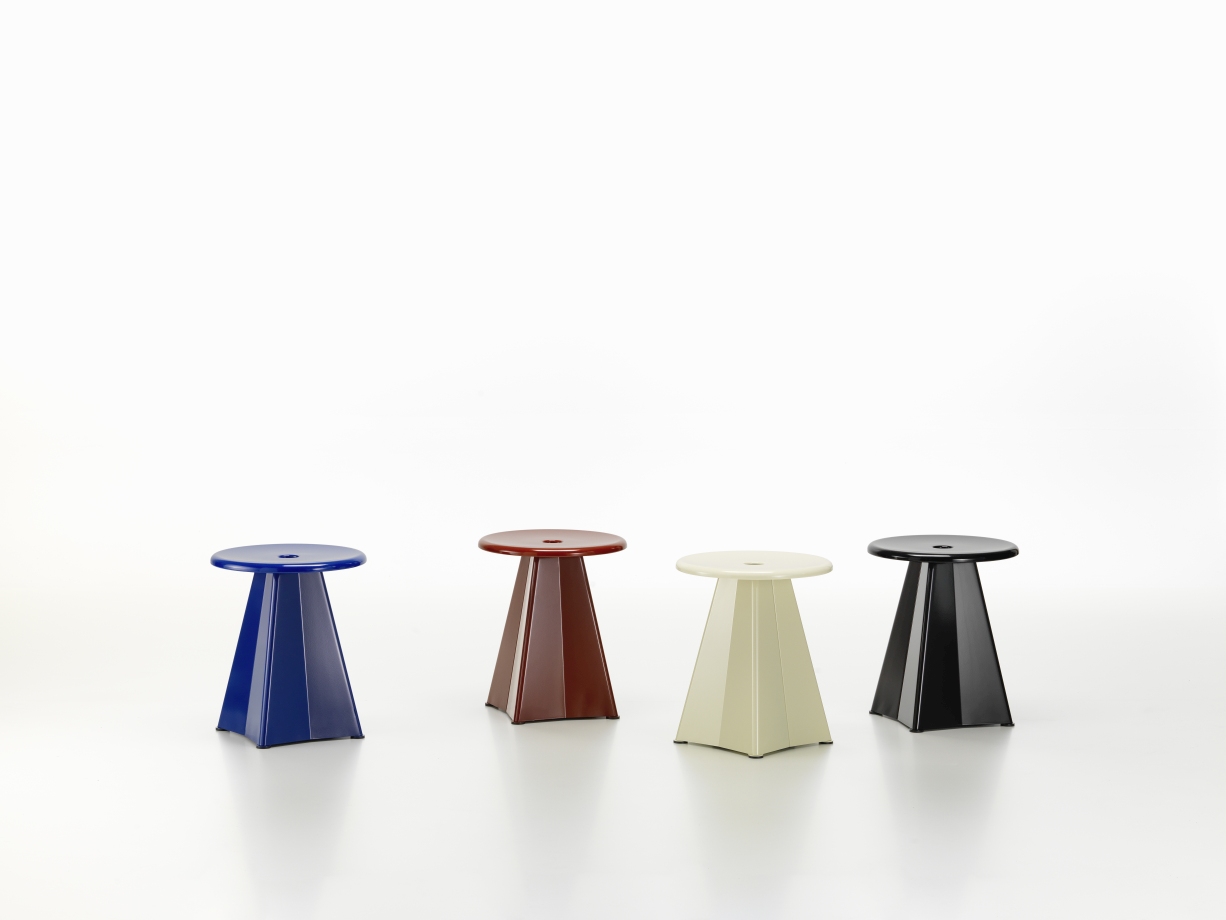 Vitra Tabouret Métallique Hocker in Blau, Braun, Beige und Schwarz auf weißem Hintergrund.
